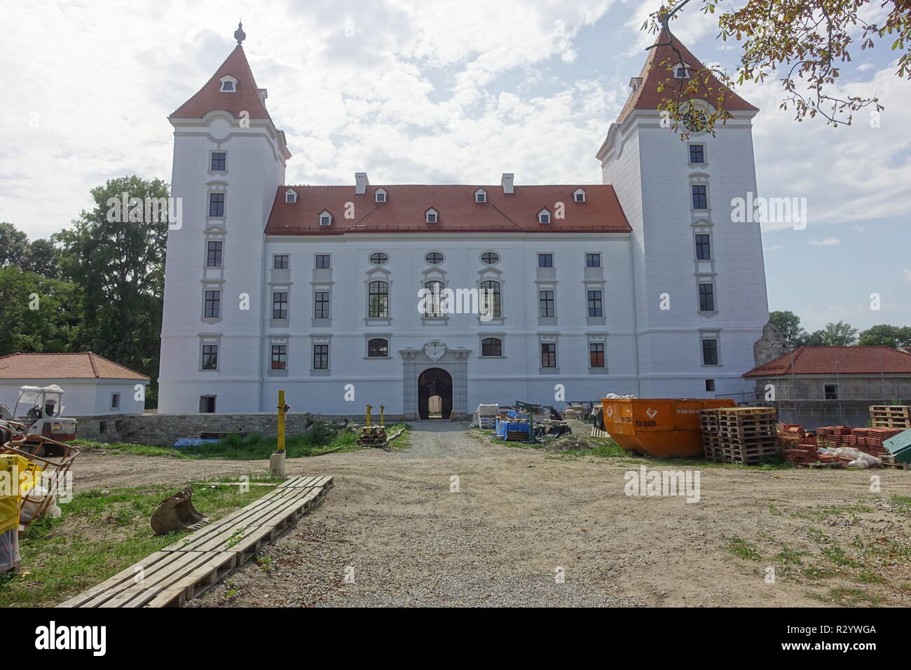 Schloss Ebenfurth ist ein in der niederösterreichischen Stadtgemeinde Ebenfurth gelegenes ehemaliges Wasserschloss. Seit 2000 bemühte sich aber die Ps Stock Photo
