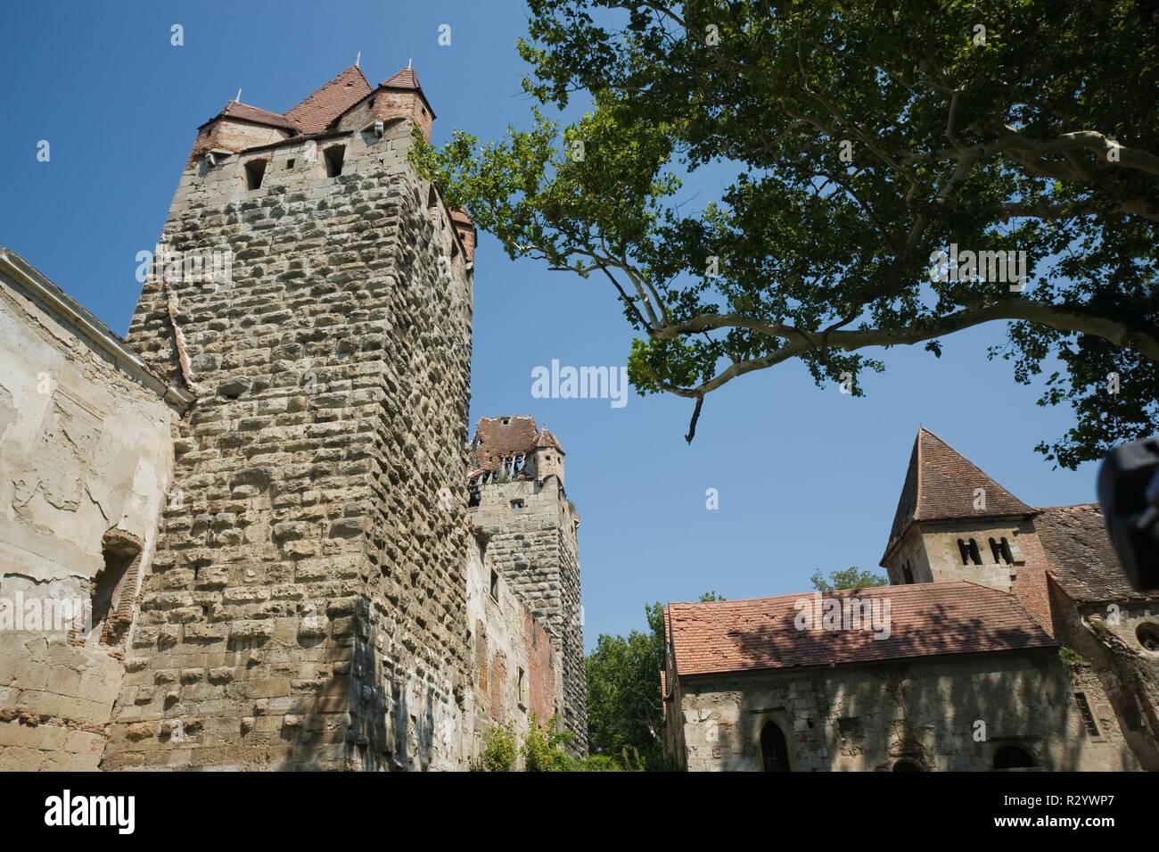 Schloss Pottendorf war ein bis nach 1945 bedeutendes Wasserschloss in ...