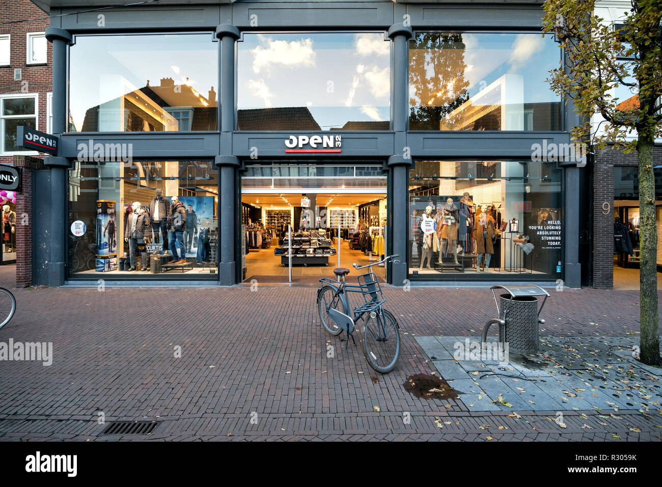 Open32 Open32 hi-res stock photography and images - Alamy