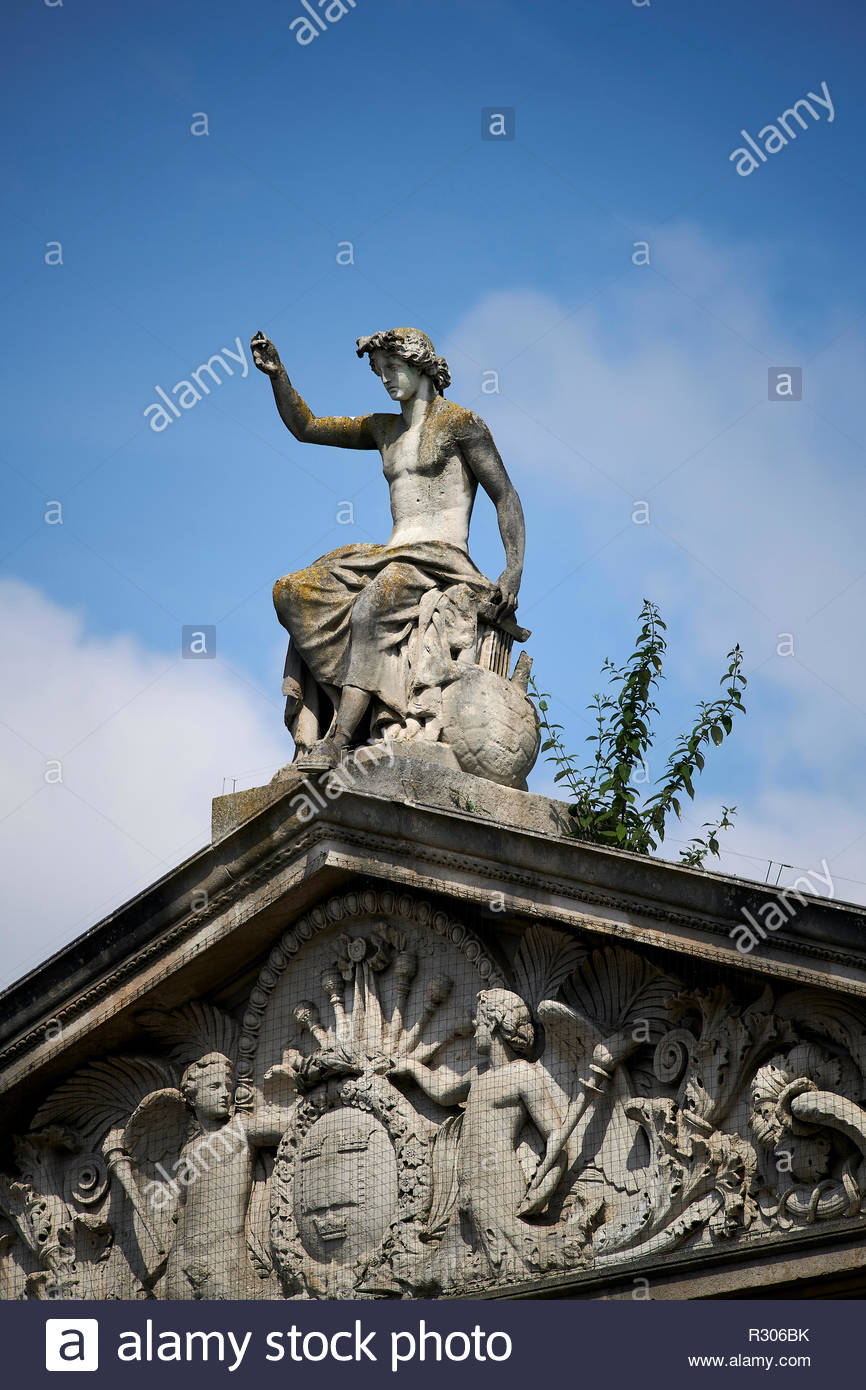 Statue On Roof Statue On Roof Of Ashmolean Museum In Oxford Stock Photo