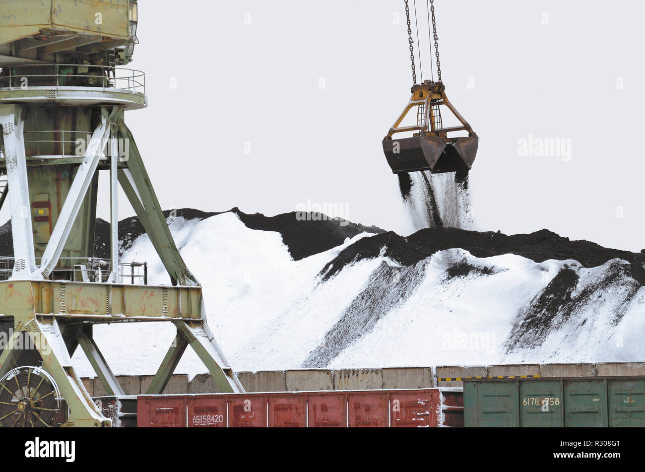 Seaport.Cranes unload coal from railway cars Stock Photo Alamy