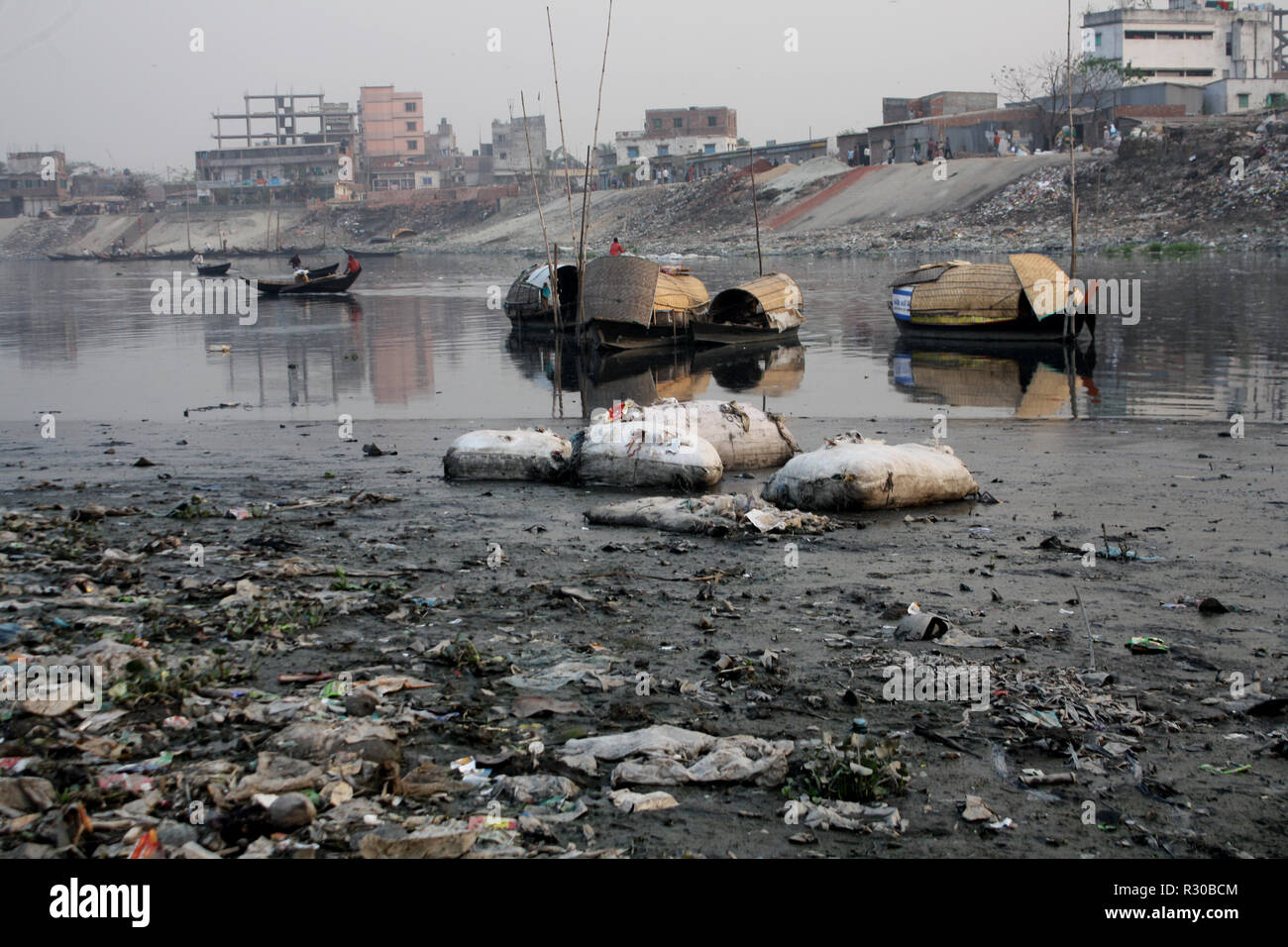 Water pollution by plastic in the Burigonga River in Dhaka, Bangladesh