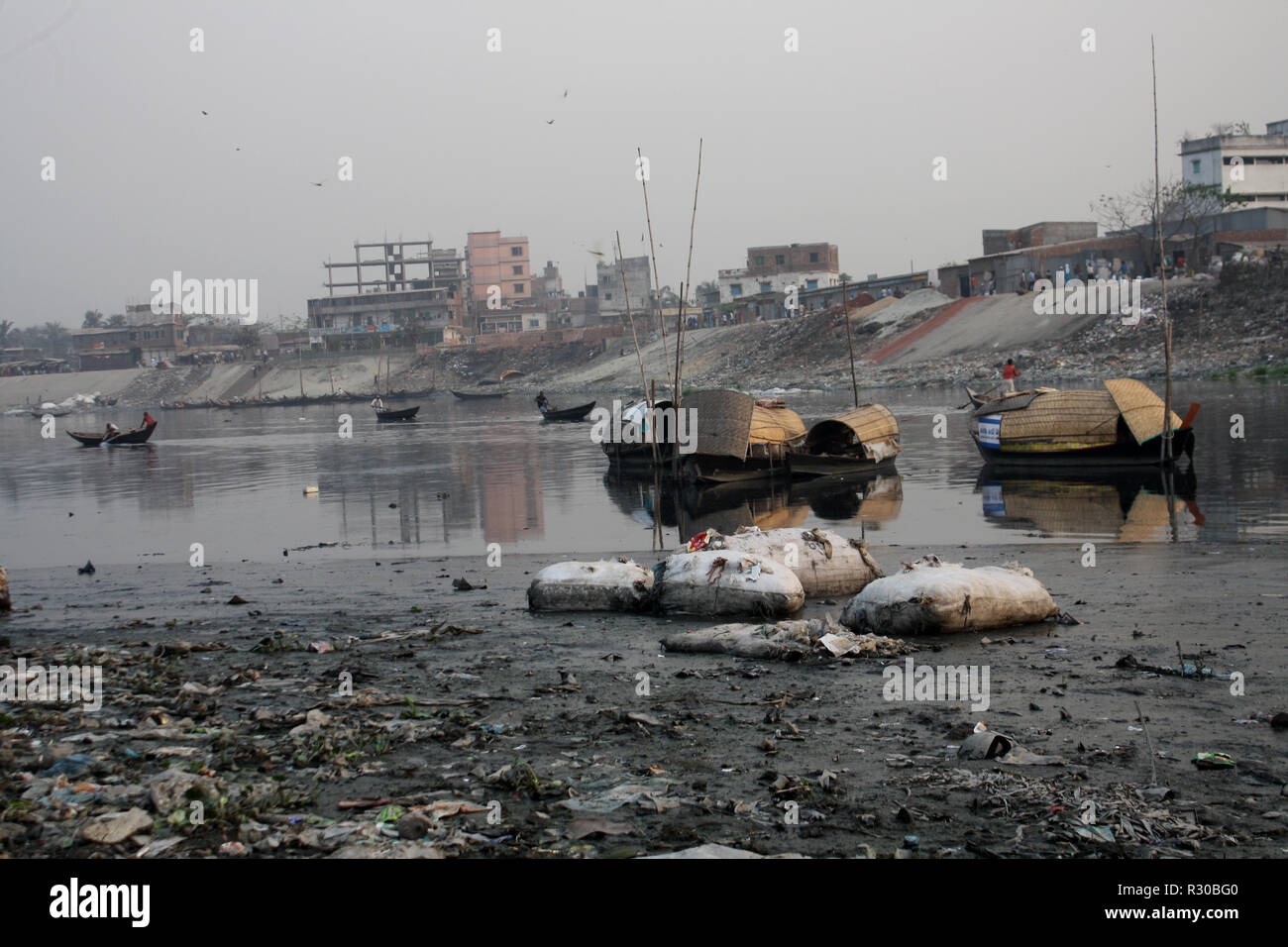 Water pollution by plastic in the Burigonga River in Dhaka, Bangladesh