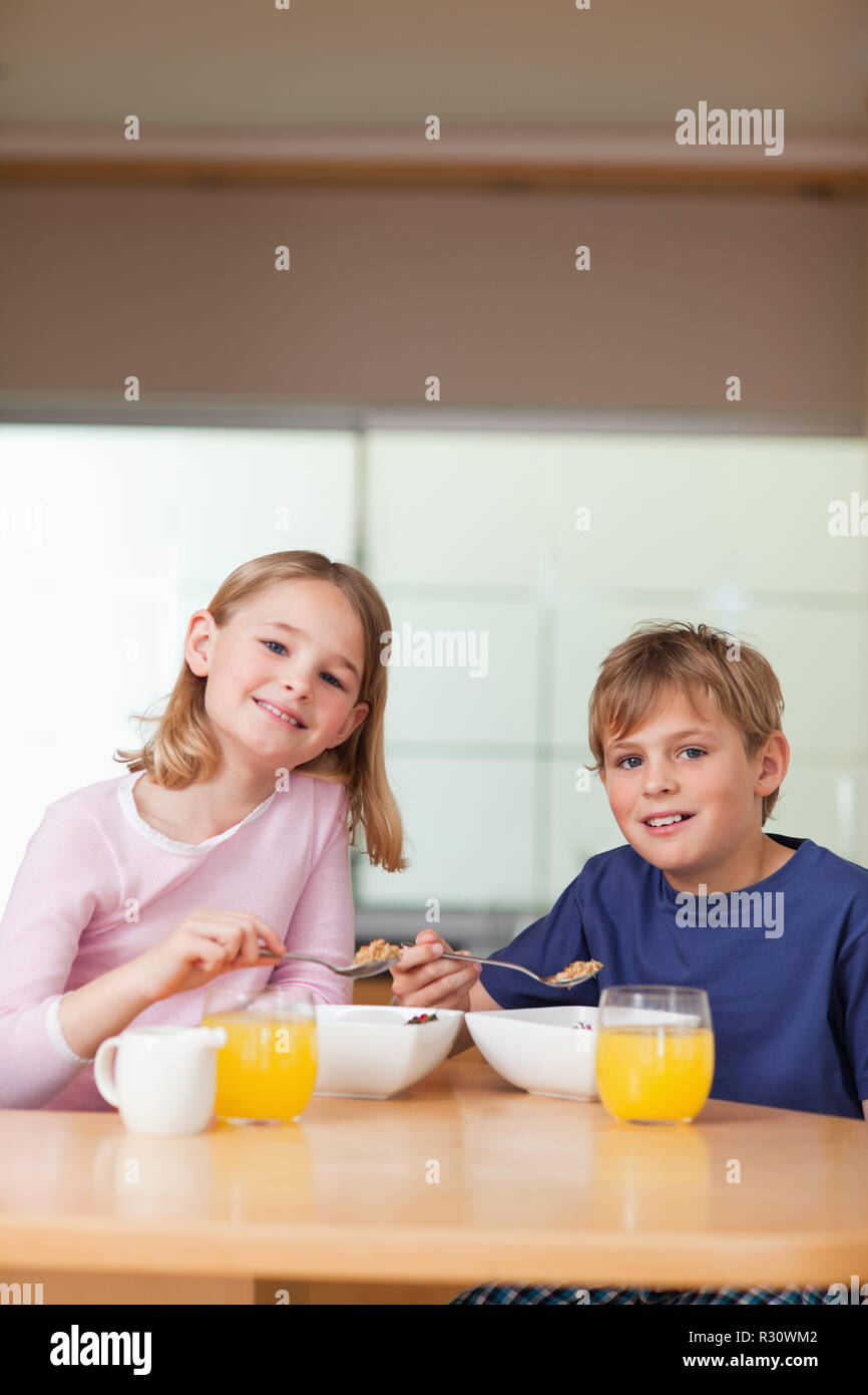 Eat healthy two boys two girls hi-res stock photography and images - Alamy