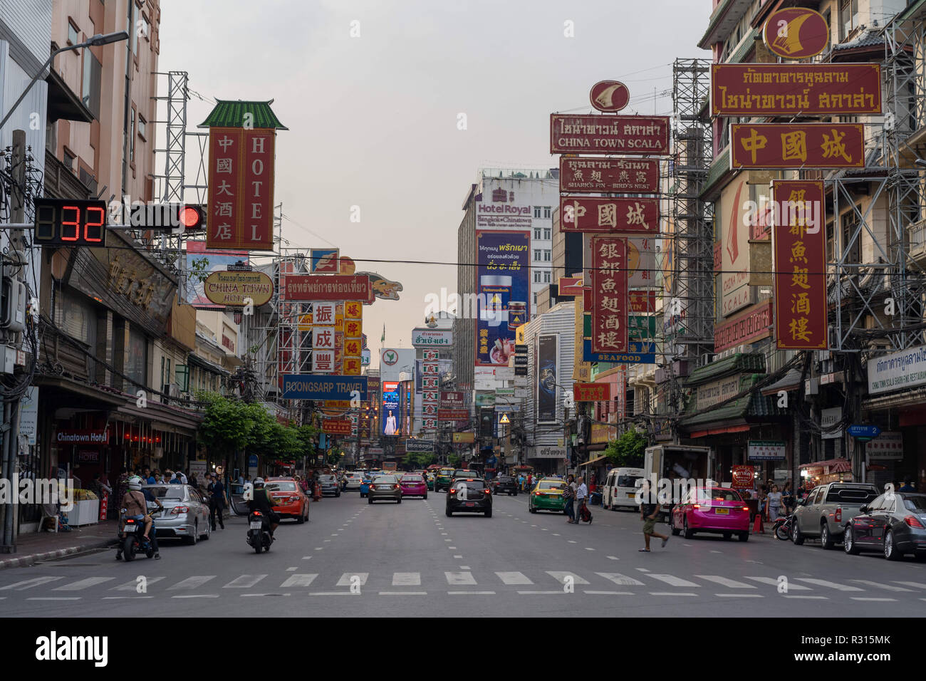 Bangkok, Pathum Thani, Thailand. 19th Nov, 2018. Street view of Chinatown, Bangkok, Thailand.Daily life in Bangkok capital of Thailand. Credit: Enzo Tomasiello/SOPA Images/ZUMA Wire/Alamy Live News Stock Photo