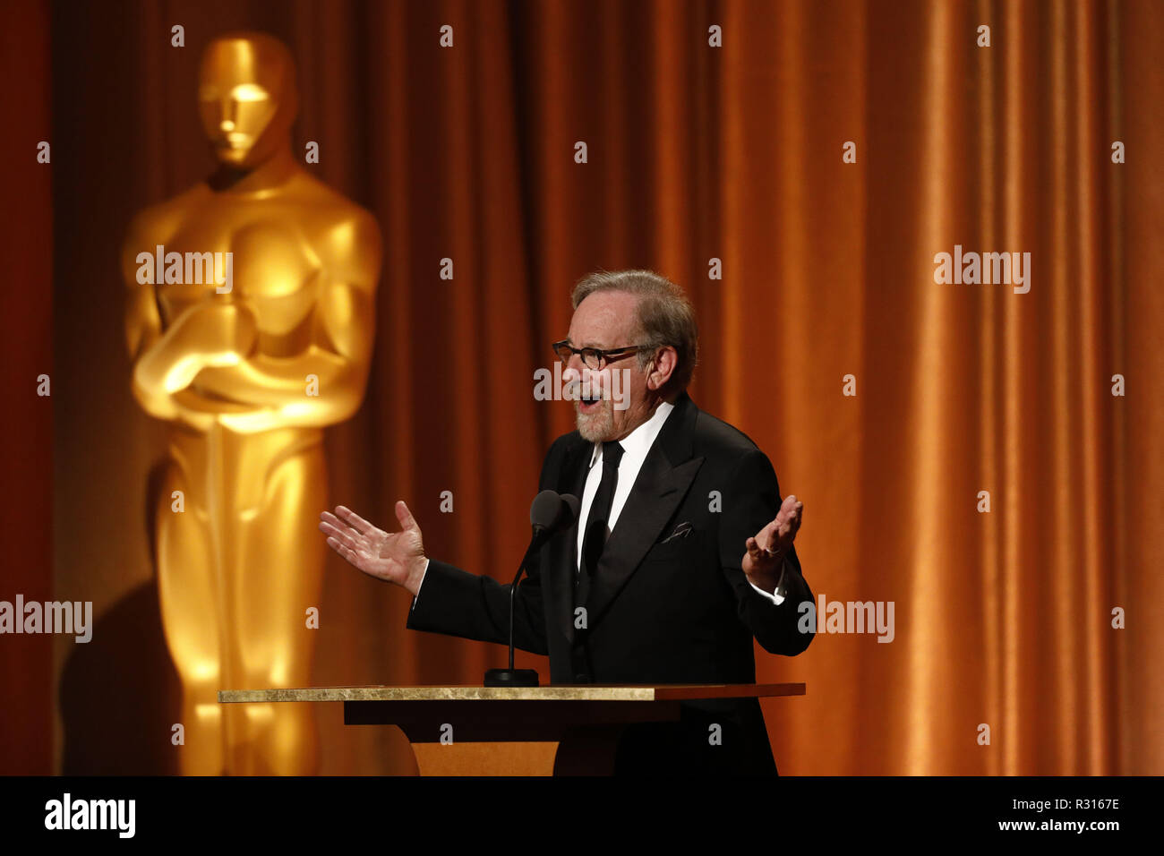 Hollywood, CA, USA. 18th Nov, 2018. Filmmaker Steven Spielberg present the Irving G. Thalberg Memorial Award during the Academy of Motion Picture Arts and Sciences (AMPAS) 10th Annual Governors Awards at the Dolby Ballroom on Sunday, November 18, 2018 in Hollywood, Calif. During the Governors Awards honorary OSCARS and other awards are presented for achievement. © 2018 Patrick T. Fallon Credit: Patrick Fallon/ZUMA Wire/Alamy Live News Stock Photo