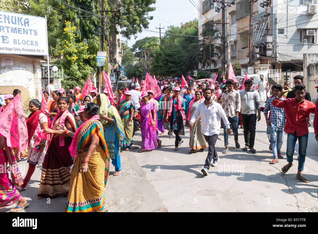 Hyderabad,India.21st November,2018.Supporters of TRS leader Danam Nagender campaigning in Anand Nagar Colony near Khairatabad in Hyderabad,India for the forthcoming Telangana Legislative Assembly elections to be held on 07 December,2018. The incumbent TRS and BJP are contesting alone in the elections while Congress and three other opposition parties have formed a Mahakootami(Grand Alliance) with the objective of defeating TRS in the elections.Credit: Sanjay Borra/Alamy Live News Stock Photo