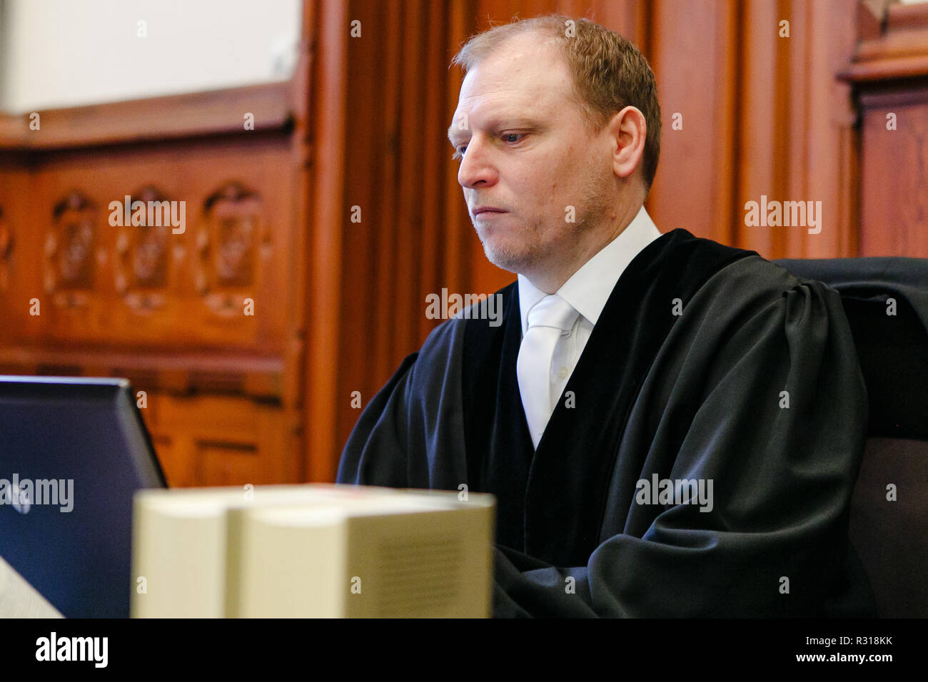 Flensburg, Germany. 21st Nov, 2018. Prosecutor Jochen Berns is in the courtroom. The trial of two suspected stone throwers began on Tuesday. The young people are said to have thrown stones onto the A7 from a bridge. One woman was seriously injured and eight cars, two trucks and a bus were damaged. Credit: Frank Molter/dpa/Alamy Live News Stock Photo