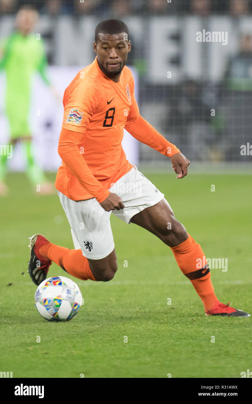 Georginio WIJNALDUM (NED) with Ball, Single Action with Ball, Action, Full Character, Vertical, Soccer Laenderspiel, Nations League, Germany (GER) - Netherlands (NED) 2: 2, 19/11/2018 in Gelsenkirchen / Germany. ¬ | usage worldwide Stock Photo