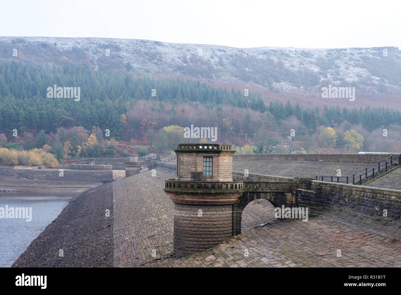 Ladybower Reservoir, Derbyshire, UK. 21st November, 2018. Recent dry weather conditions have caused low levels of water in Ladybower reservoir in Derbyshire. Although the reservoir levels have recovered in previous days, the water levels are still low for the time of year. Credit: Christopher Middleton/Alamy Live News Stock Photo