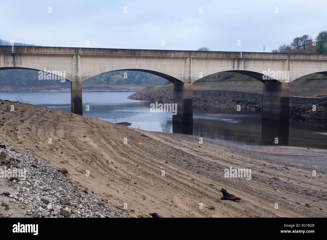 Ladybower Reservoir, Derbyshire, UK. 21st November, 2018. Recent dry weather conditions have caused low levels of water in Ladybower reservoir in Derbyshire. Although the reservoir levels have recovered in previous days, the water levels are still low for the time of year. Credit: Christopher Middleton/Alamy Live News Stock Photo