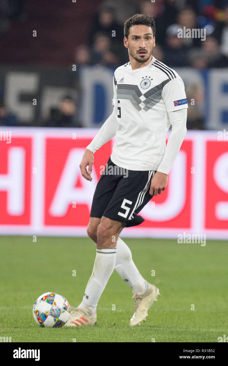 Mats HUMMELS (GER) with Ball, Single Action with Ball, Action, Full Character, Vertical, Soccer Laender, Nations League, Germany (GER) - Netherlands (NED) 2: 2, 19/11/2018 in Gelsenkirchen / Germany. ¬ | usage worldwide Stock Photo