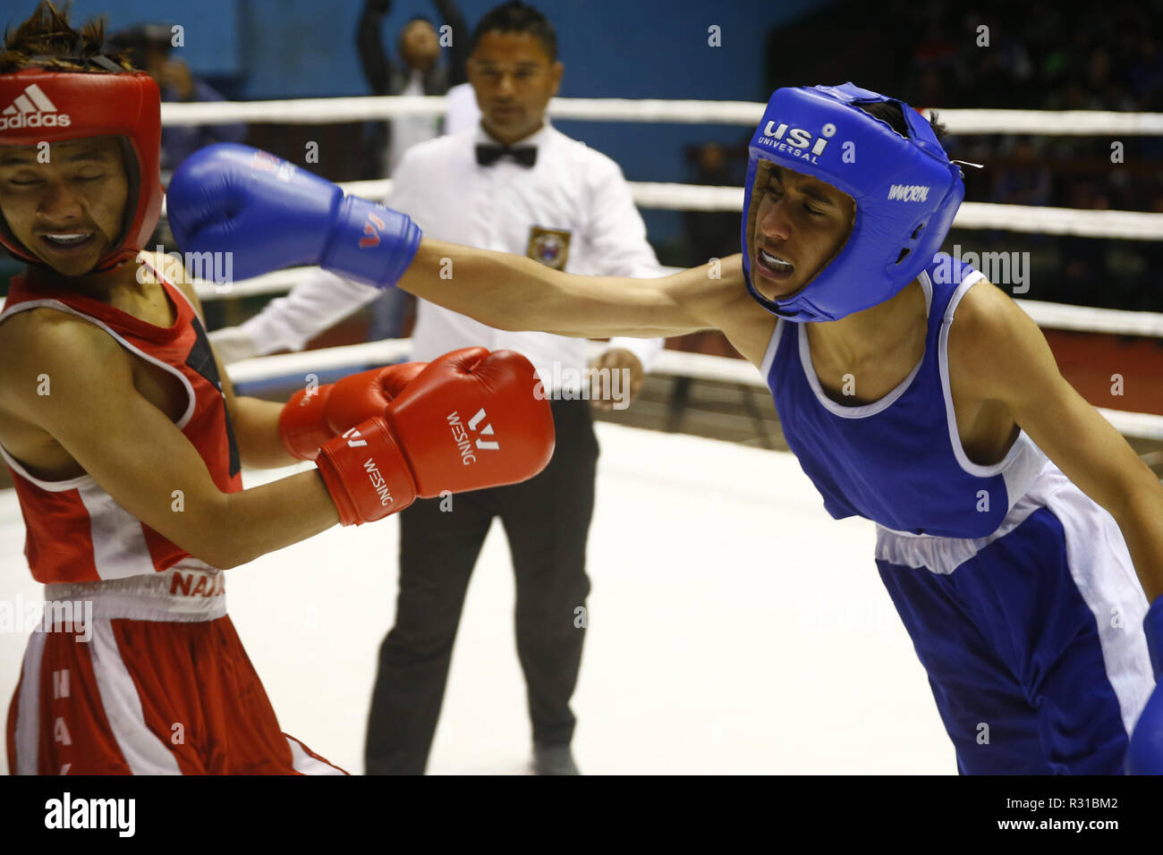 Kathmandu, Nepal. 21st Nov, 2018. Boxers fight during a novice boxing