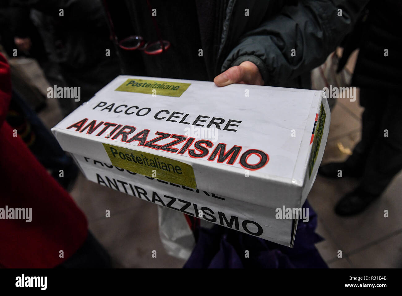 Foto LaPresse - Claudio Furlan 21/11/2018 Milano ( Mi ) Cronaca Protesta del movimento femminista Non una di Meno presso l'ufficio postale di corso di porta ticinese dove una signora &#xe8; stata respinta perch&#xe8; portava il velo Stock Photo