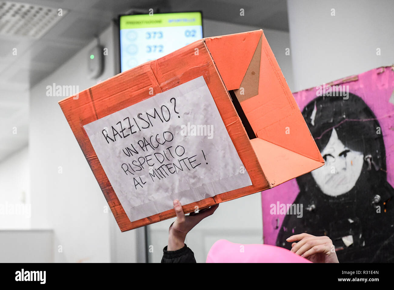 Foto LaPresse - Claudio Furlan 21/11/2018 Milano ( Mi ) Cronaca Protesta del movimento femminista Non una di Meno presso l'ufficio postale di corso di porta ticinese dove una signora &#xe8; stata respinta perch&#xe8; portava il velo Stock Photo