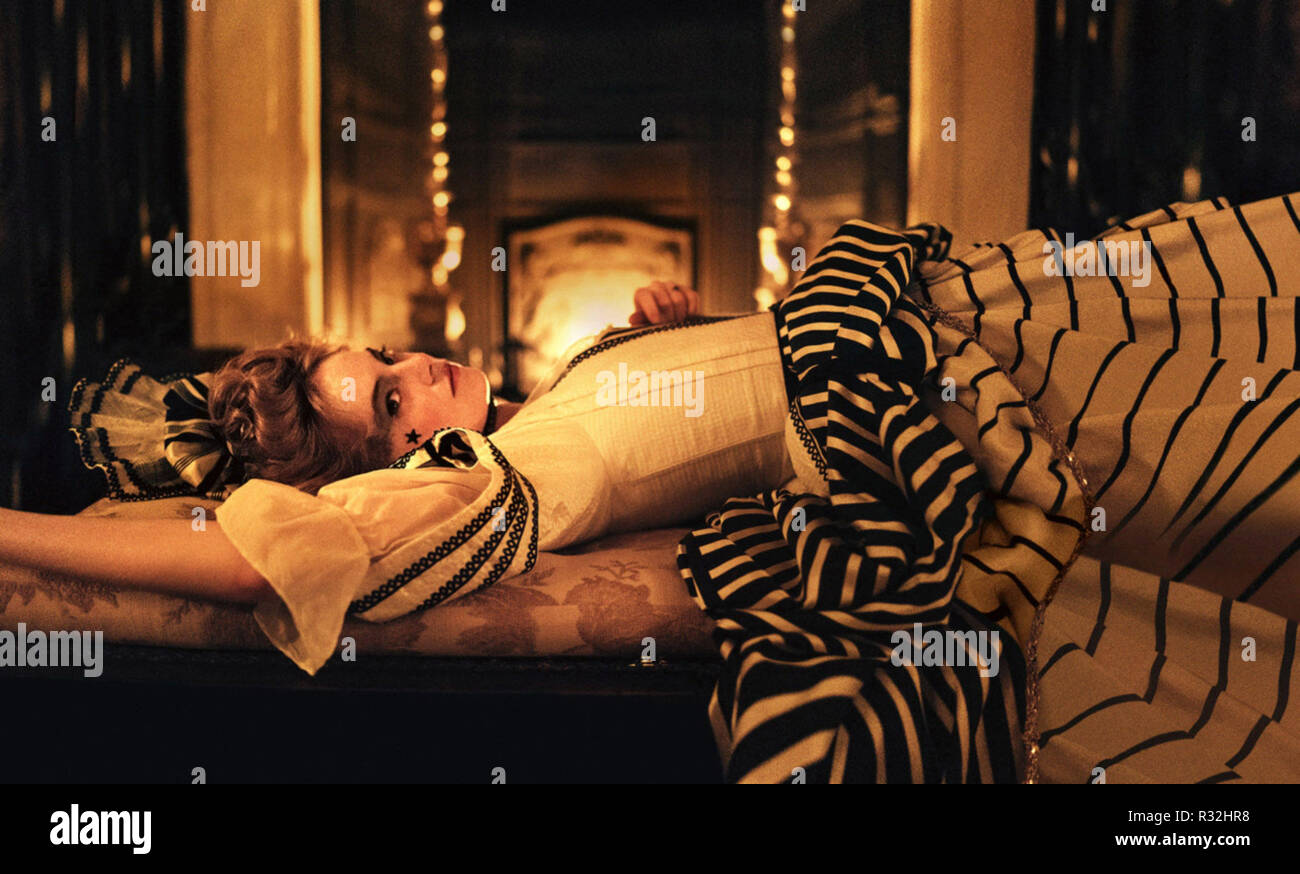 THE FAVOURITE Emma Stone 2018 TM Copyright Fox Seachlight the-favourite-emma-stone-2018-tm-copyright-fox-seachlight