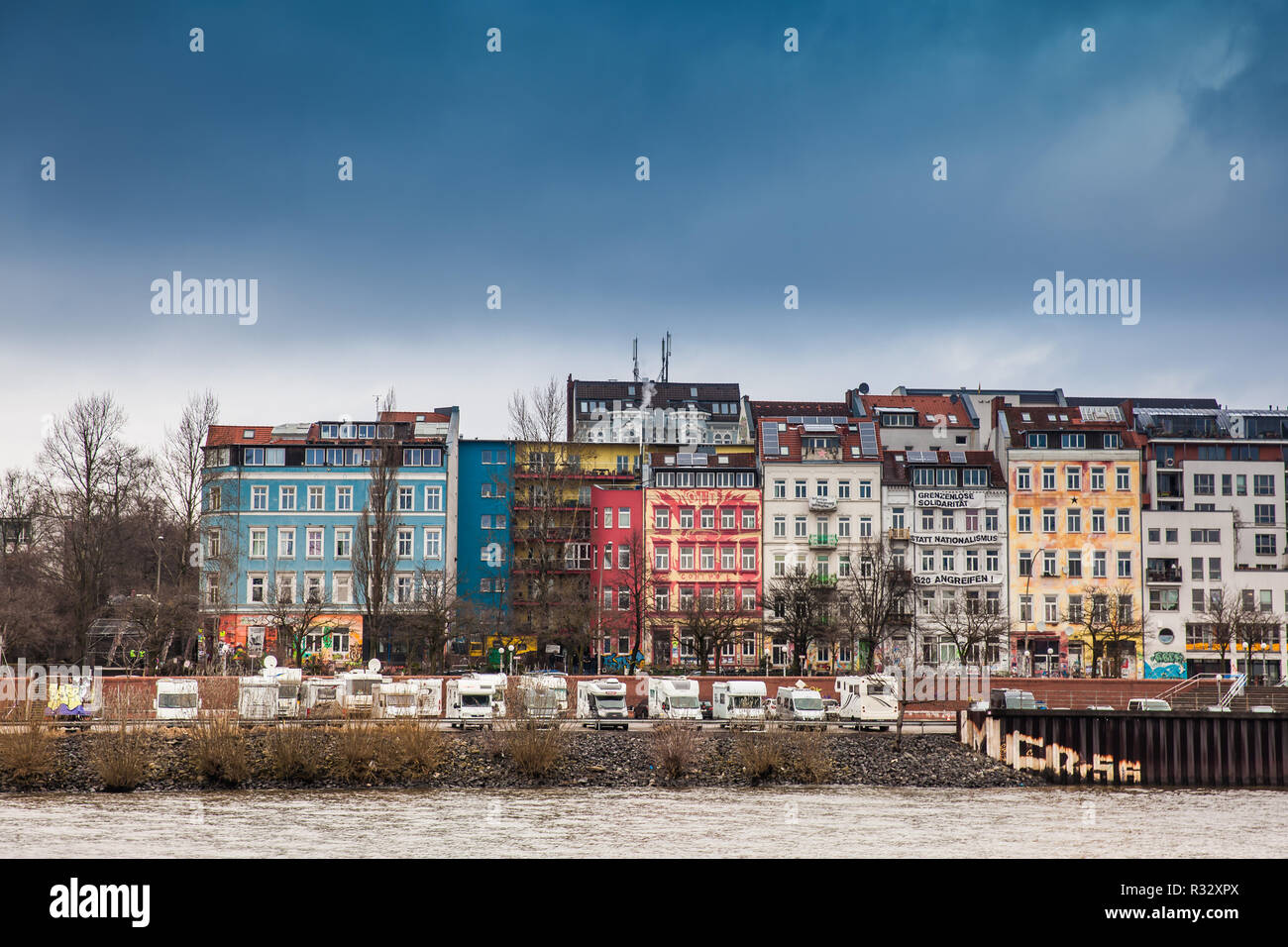 Caravans and buildings on the banks of the Elbe river in Hamburg Stock Photo