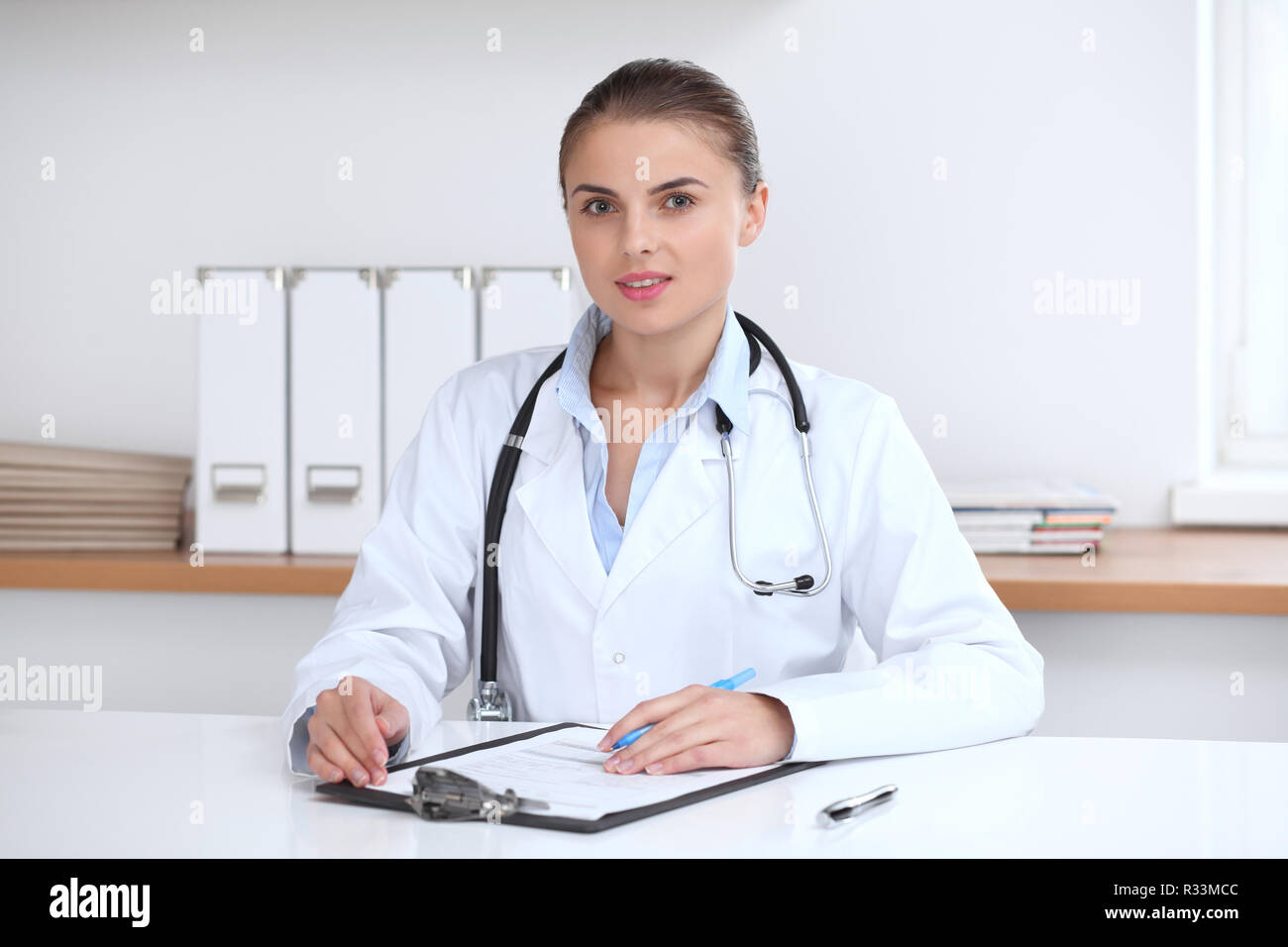 Стать врачом в 30 лет. Великий новгород женщина врач. Врач в халате. Стать врачом в 30 лет. Врачи на работе личное ню.