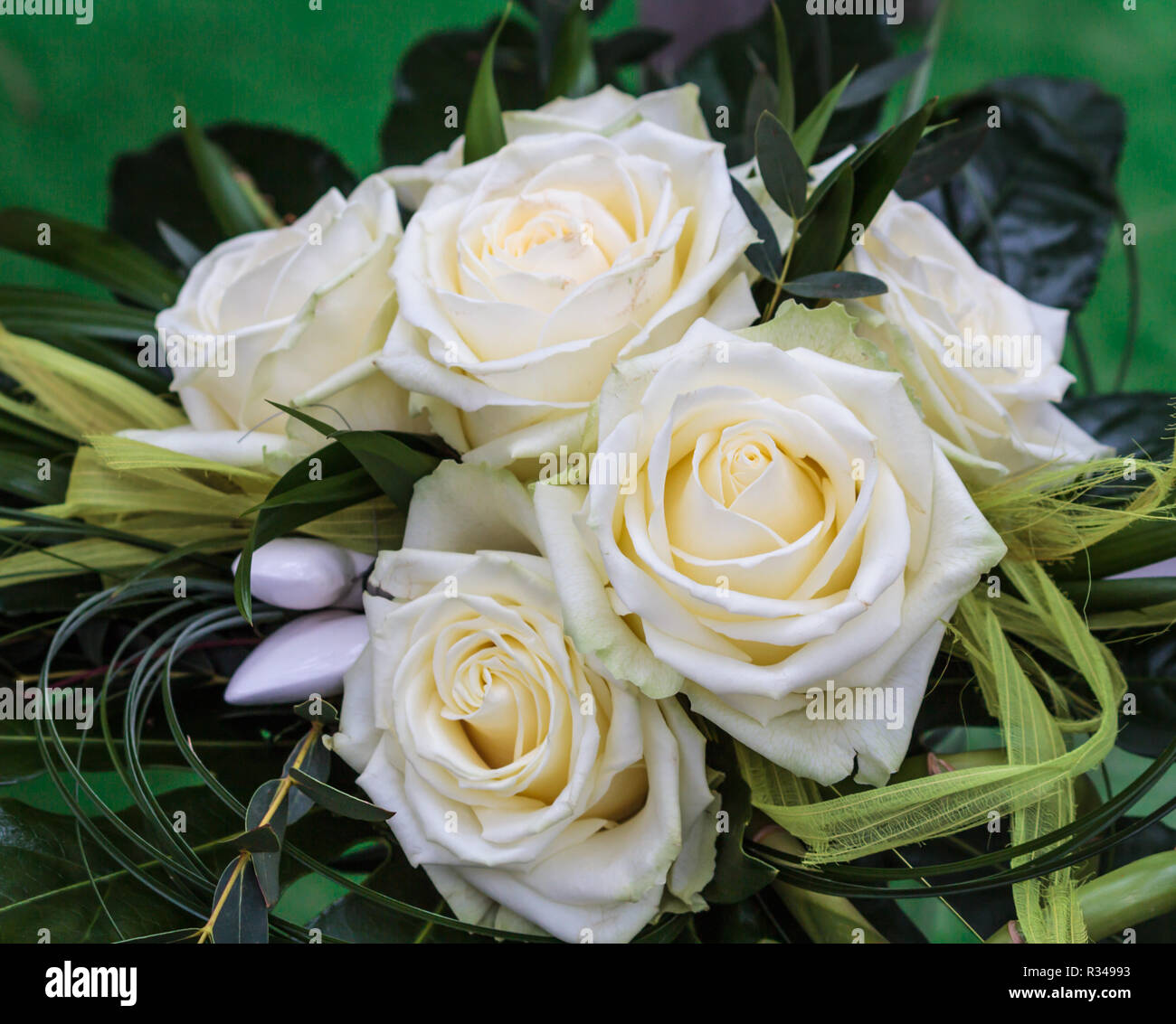 White Roses Arrange arrangement with white roses Stock Photo - Alamy