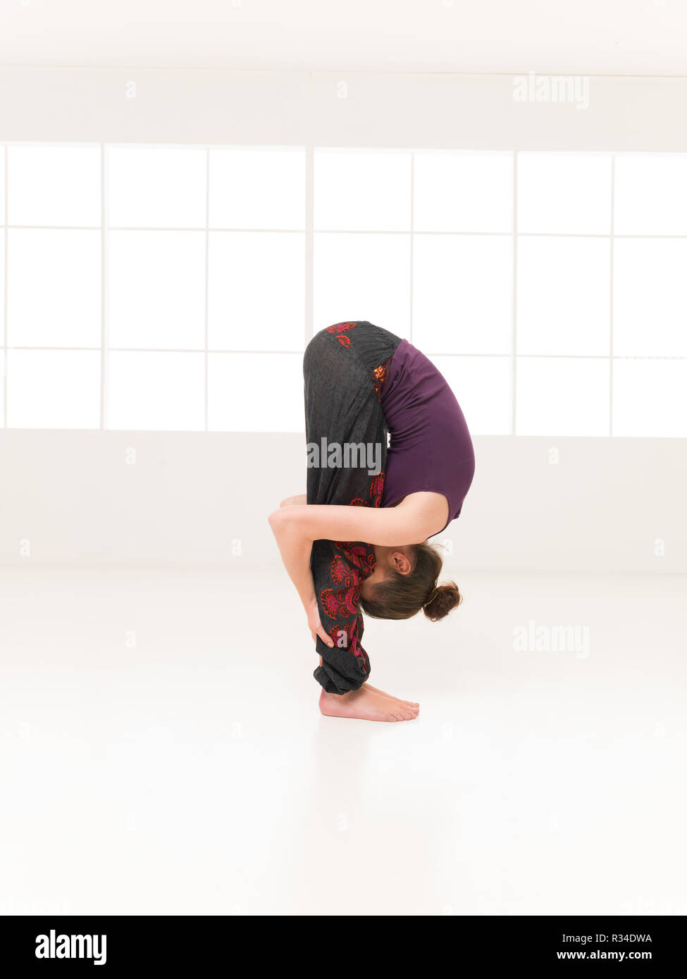 Padahastasana hi-res stock photography and images - Alamy