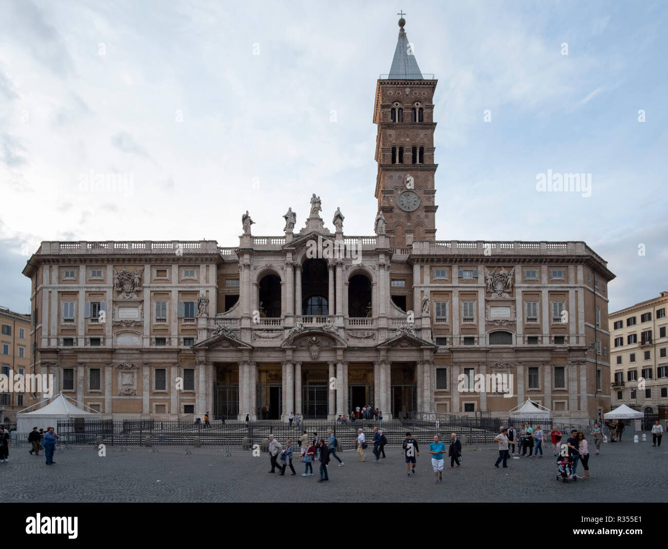 Rom, Roma, Santa Maria Maggiore, Fassade (1743 von Ferdinando Fuga) mit Glockenturm von 1377 Stock Photo