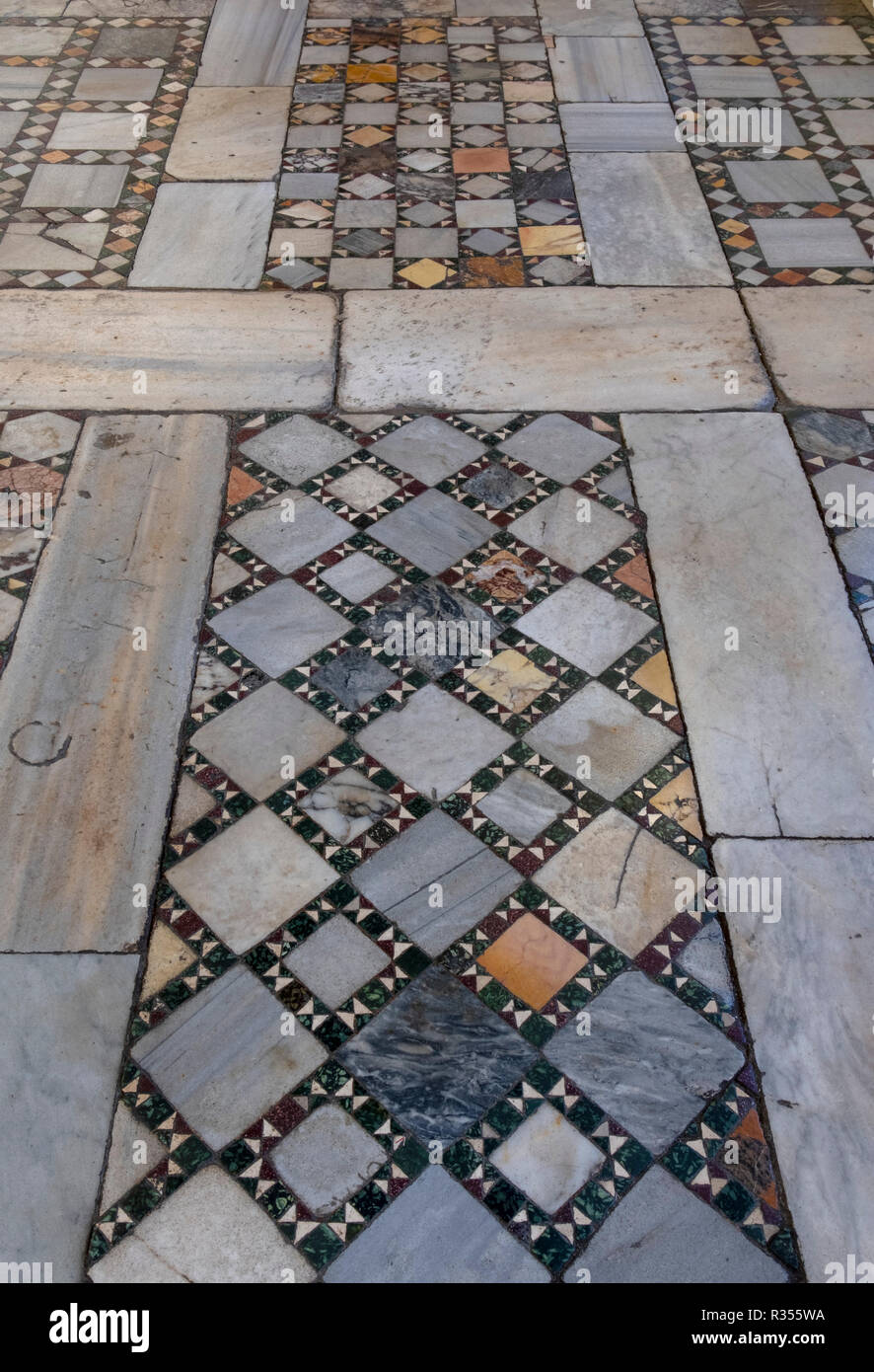 Rom, Roma, Santa Maria in Cosmedin, Fußboden mit Kosmatenmosaik Stock Photo