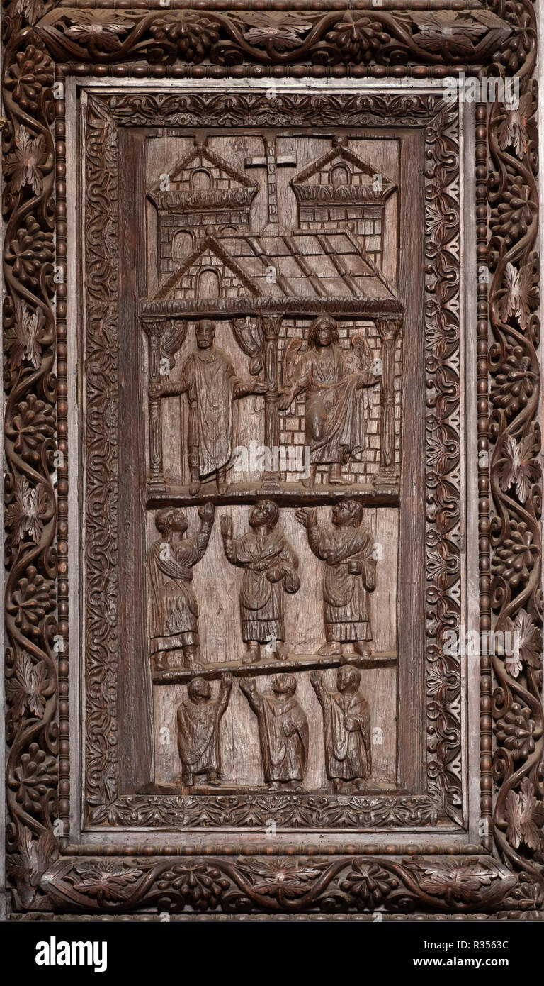 Rom, Roma, Santa Sabina, Holztür von 432, älteste holzgeschnitzte Tür der christlichen Kunst Stock Photo