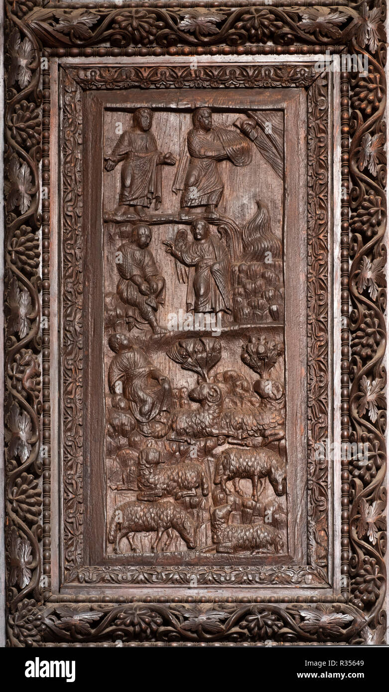 Rom, Roma, Santa Sabina, Holztür von 432, älteste holzgeschnitzte Tür der christlichen Kunst, Berufung des Moses im Dornbusch Stock Photo