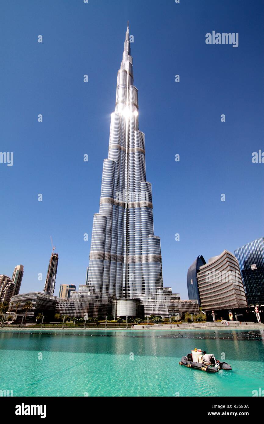 Department store exterior dubai hires stock photography and images Alamy