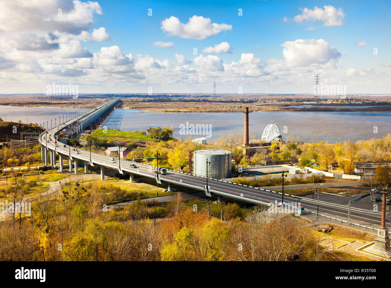 Мост через реку Амур в Хабаровске осенью