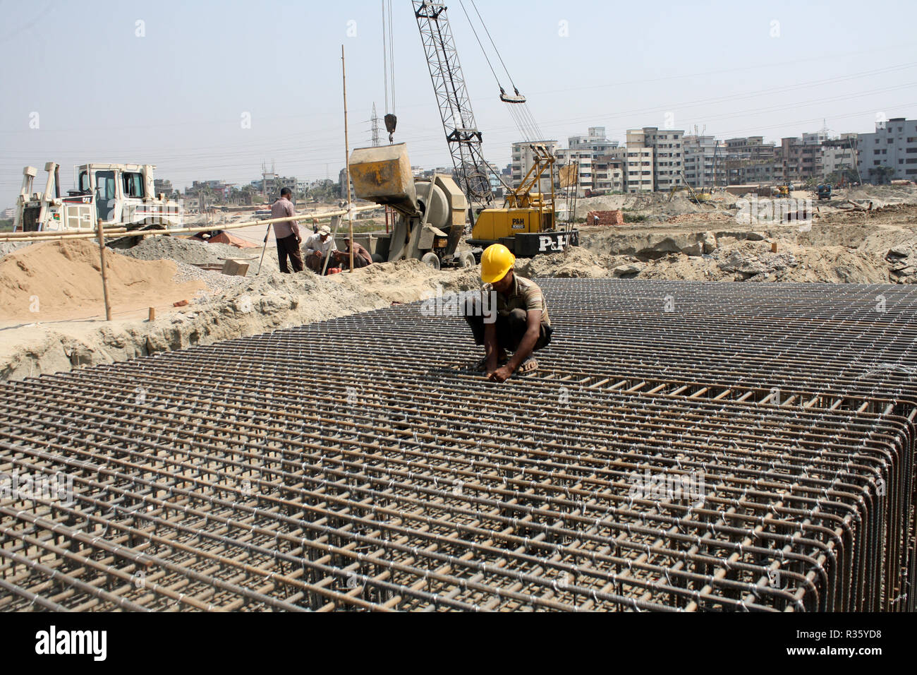 Bangladeshi labor works in a Construction site in Dhaka, Bangladesh Stock Photo Alamy