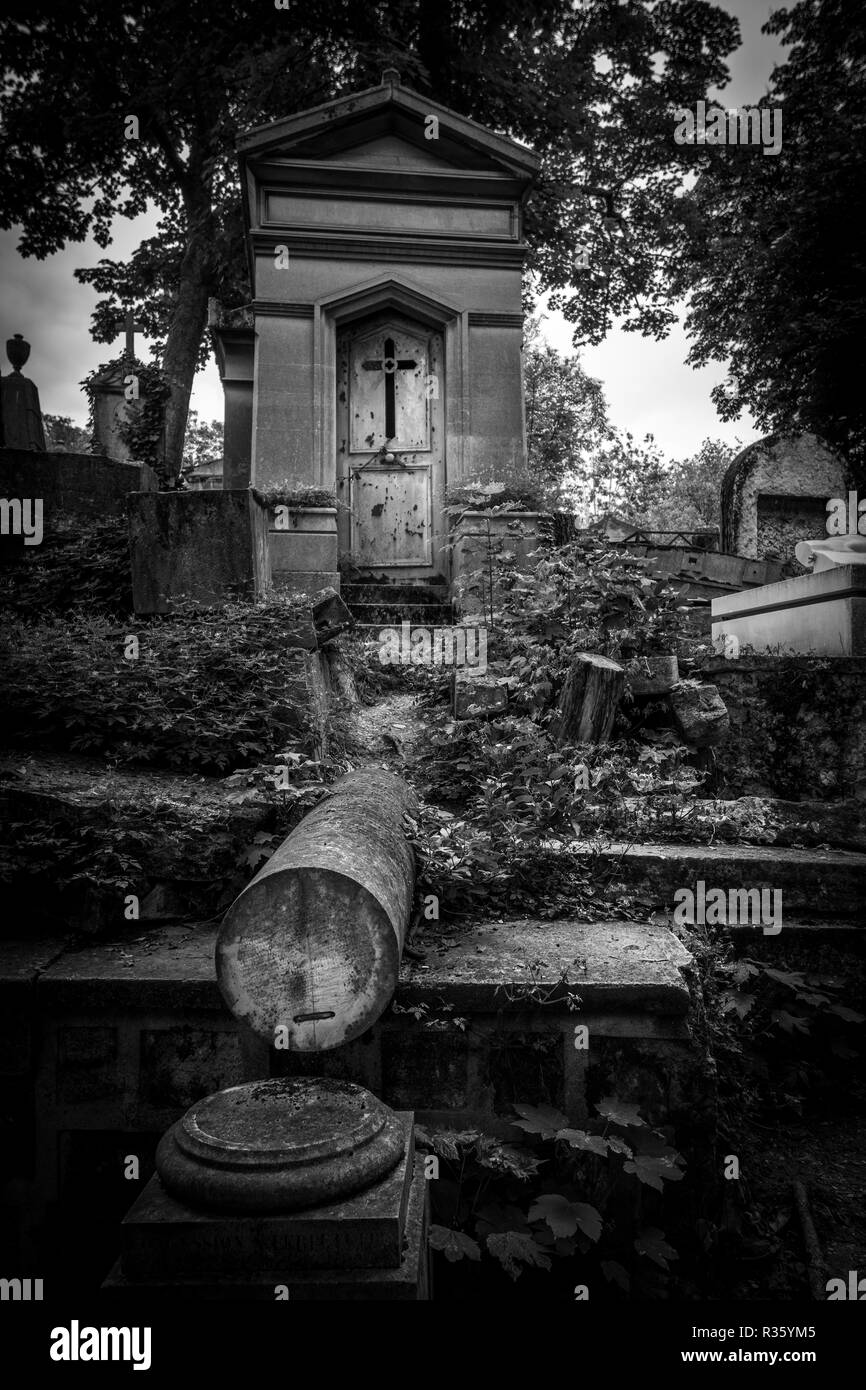 Tombs in the Pere Lachaise cemetery, Paris, France Stock Photo