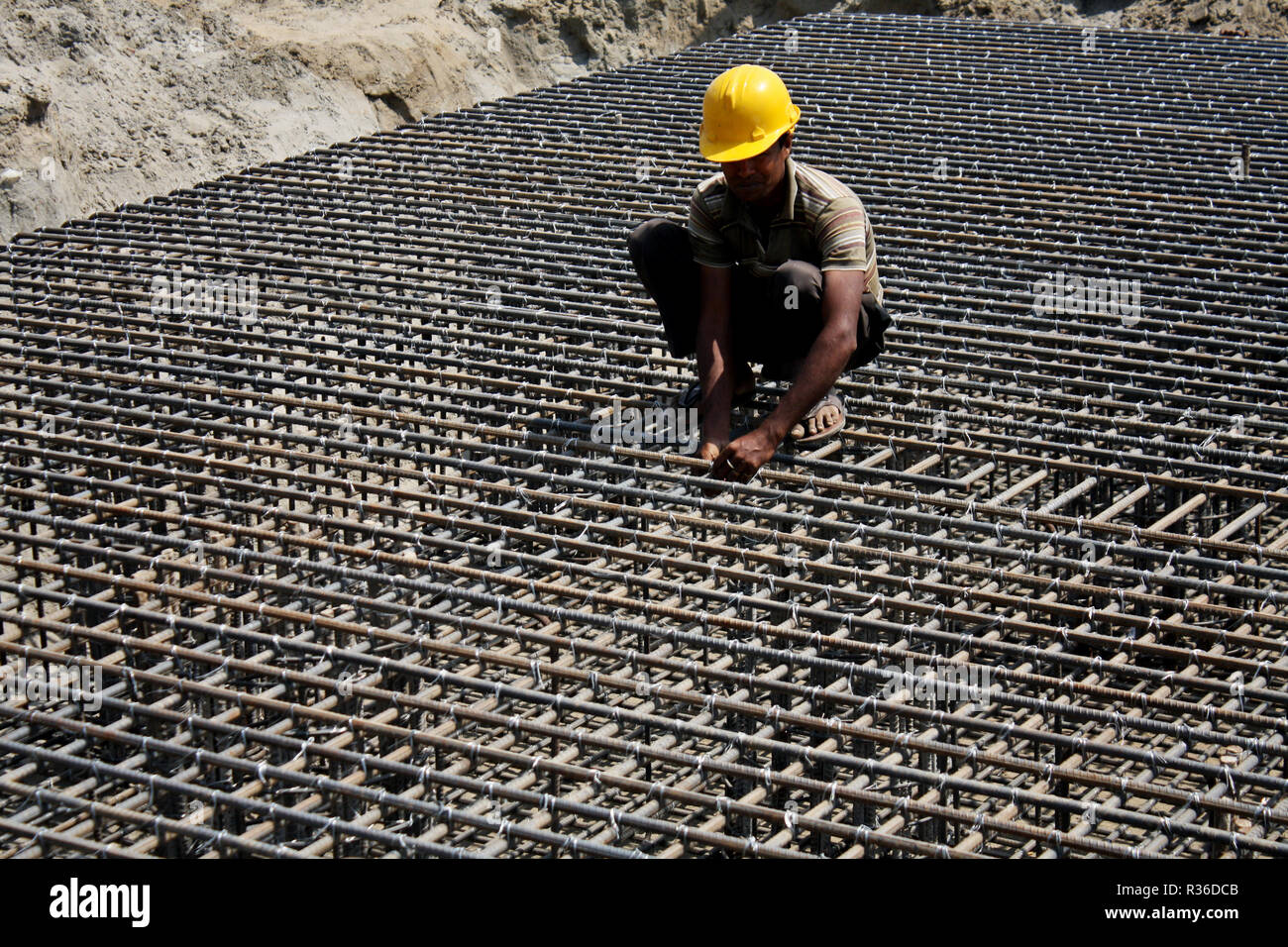 A Bangladeshi labor works in a Construction site in Dhaka, Bangladesh Stock Photo Alamy