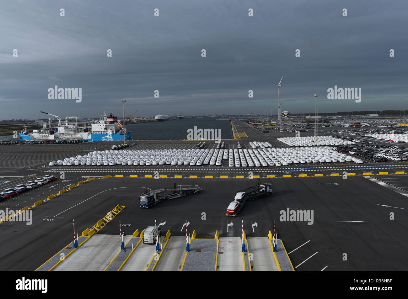 Voitures neuves hires stock photography and images Alamy