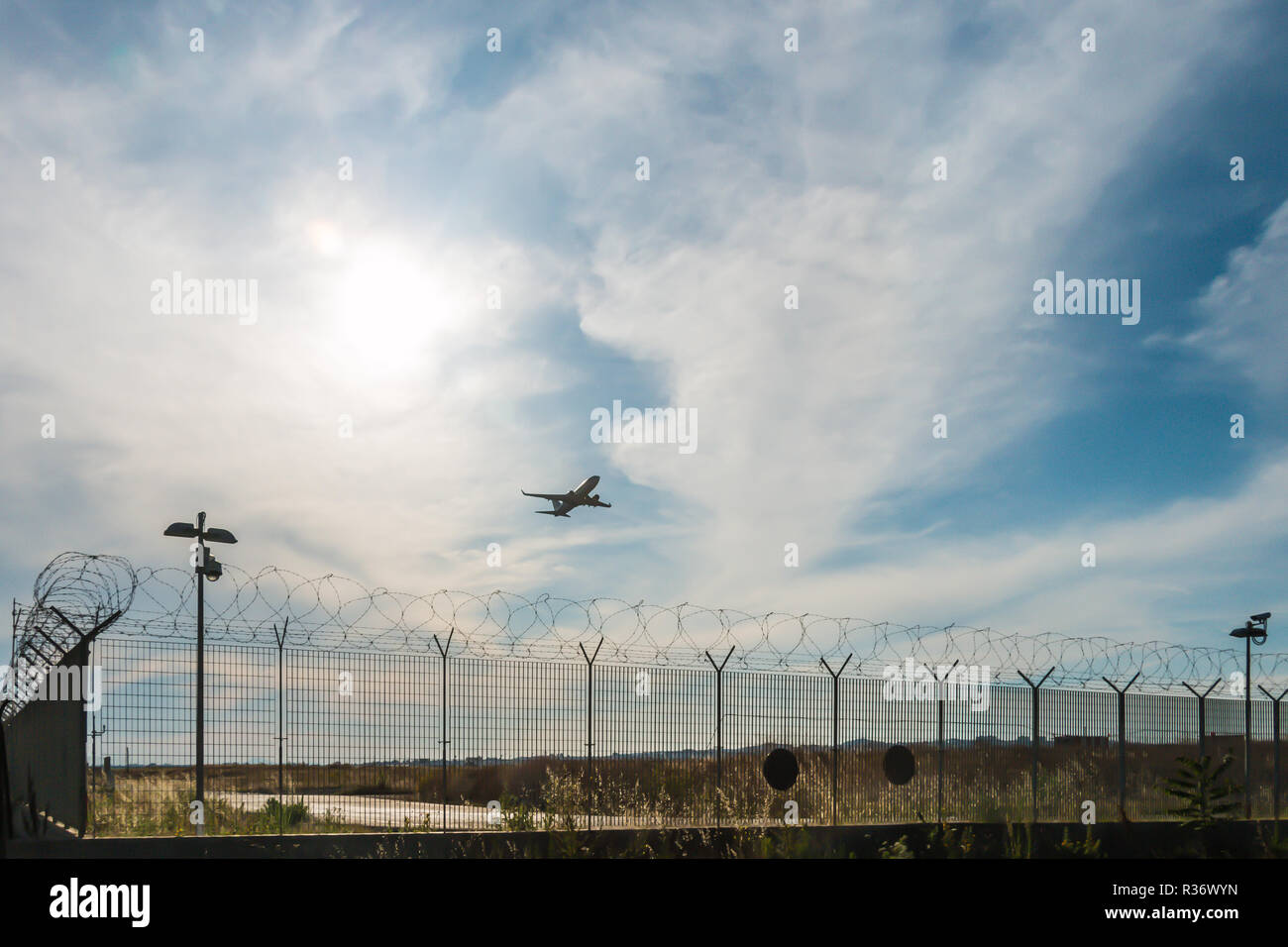 Jumbo jet takeoff climb huge hi-res stock photography and images - Alamy