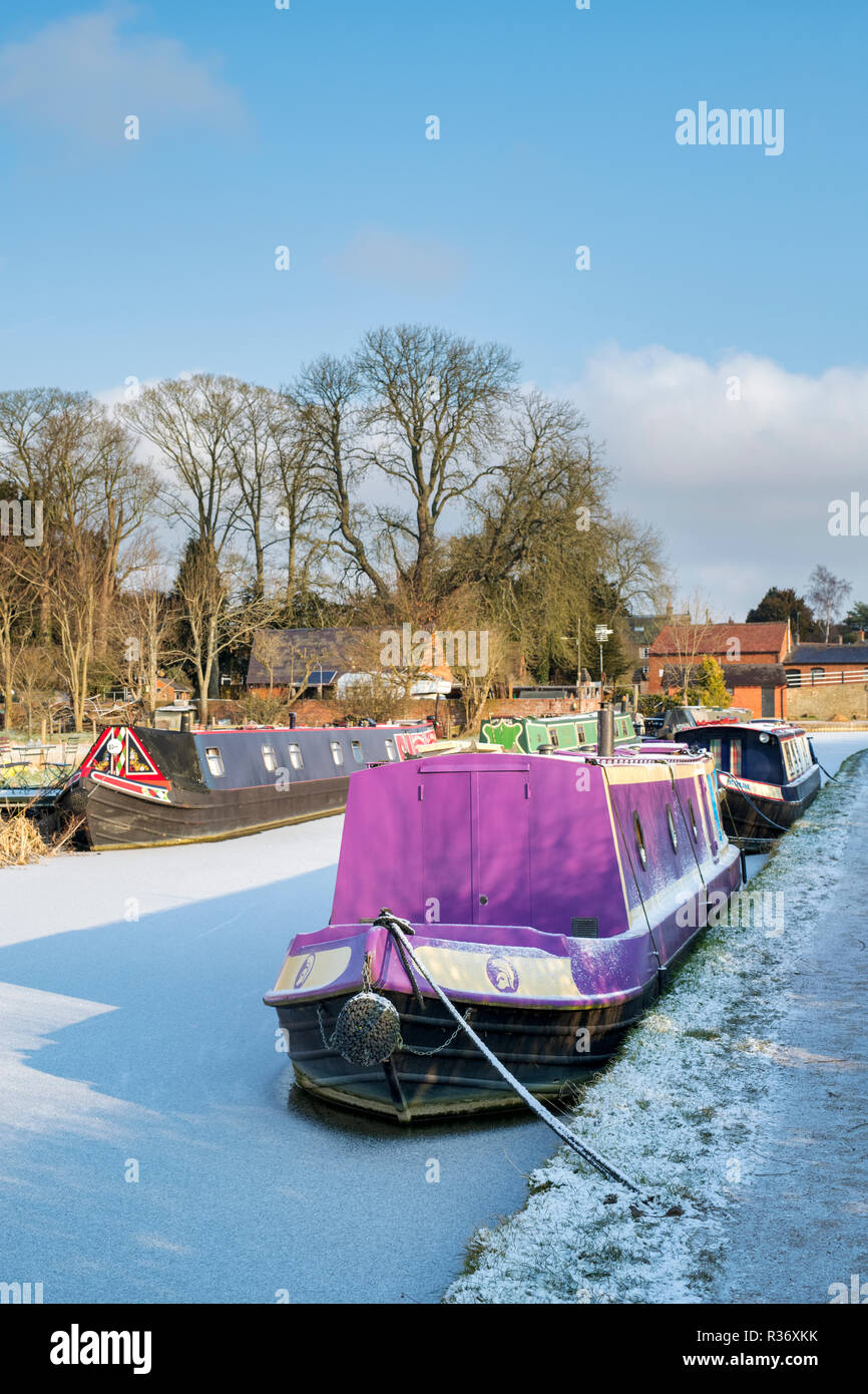 Canal boat in the snow on the oxford canal in the winter. Cropredy, Oxfordshire, England Stock Photo