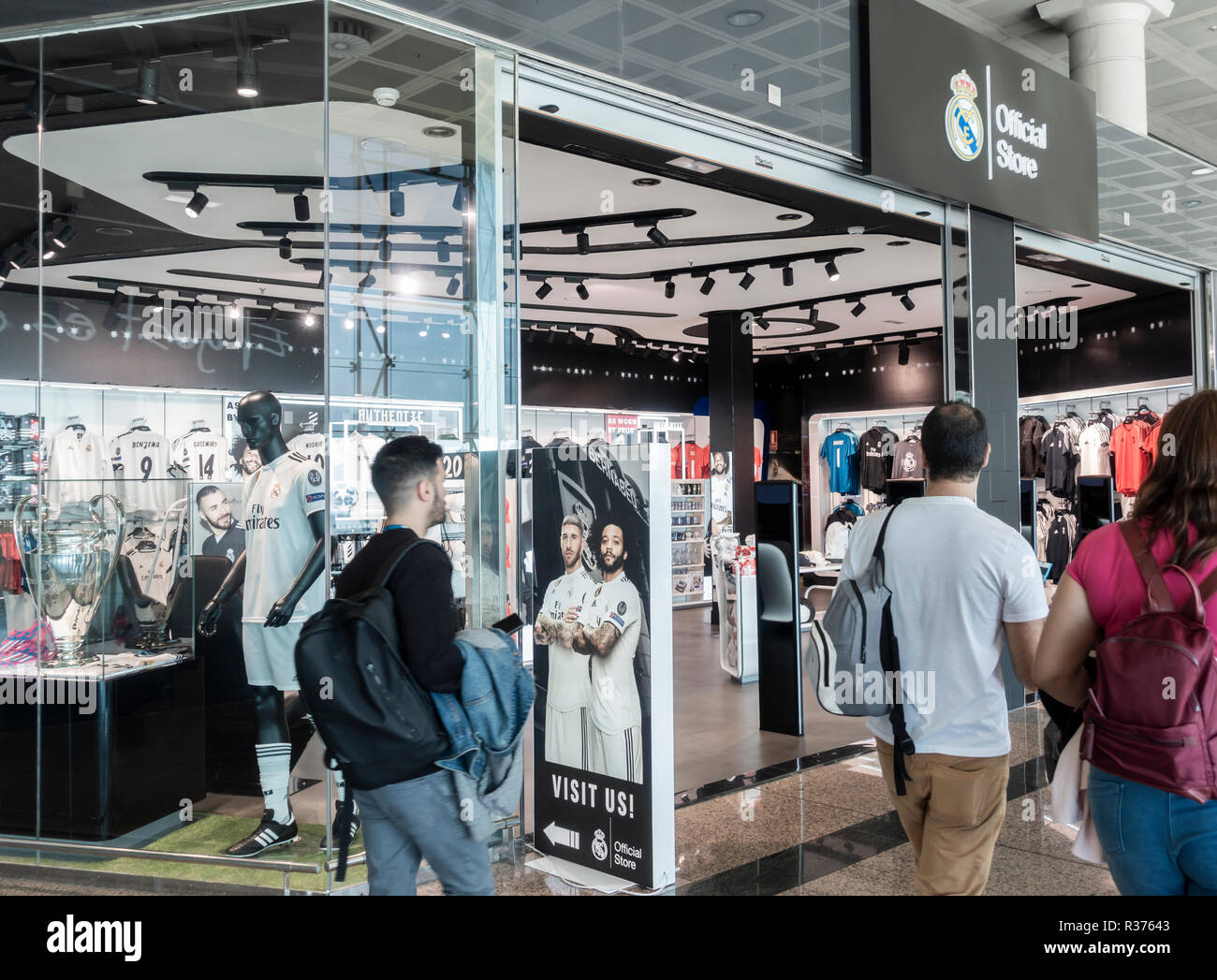 Worstelen binden scheuren Real Madrid Official store in airport duty free shopping zone. Spain Stock  Photo - Alamy