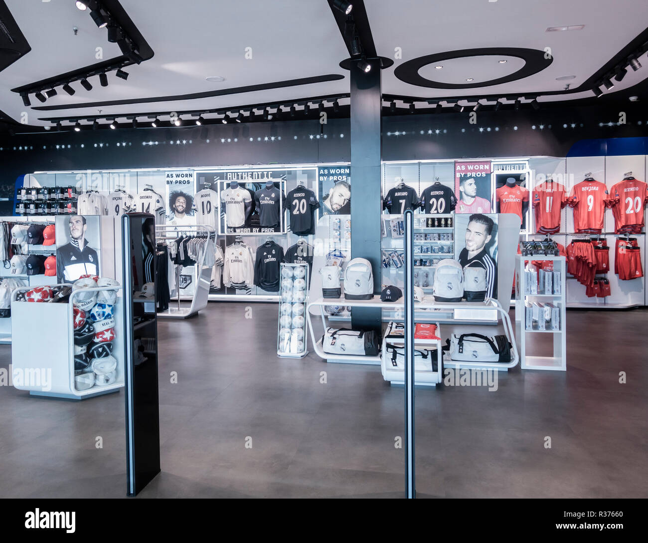 Ver a través de Aeródromo Dependiente Real Madrid Official store in airport duty free shopping zone. Spain Stock  Photo - Alamy