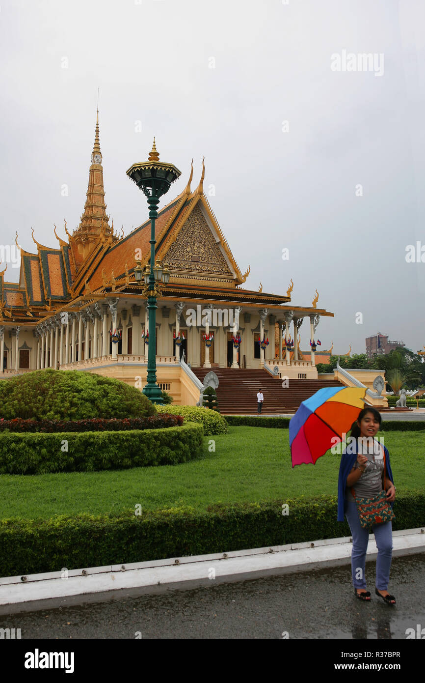 Girl with a colourful umbrella outside the Throne Hall (Preah Timeang Tevea Vinicchay), Royal Palace, Phnom Penh, Cambodia Stock Photo