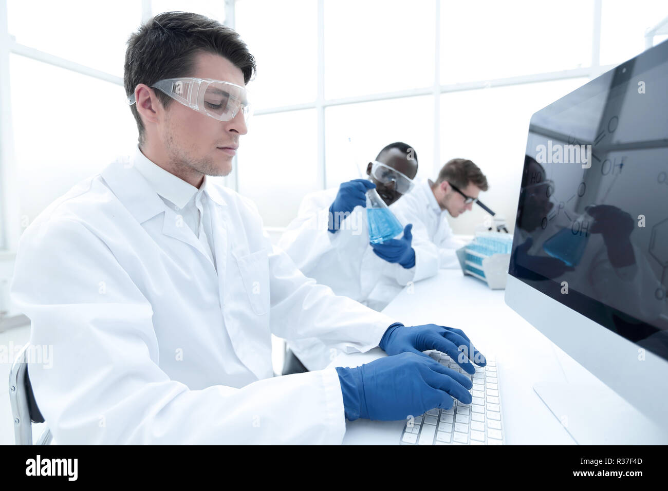 Senior researcher using a computer in the laboratory Stock Photo - Alamy
