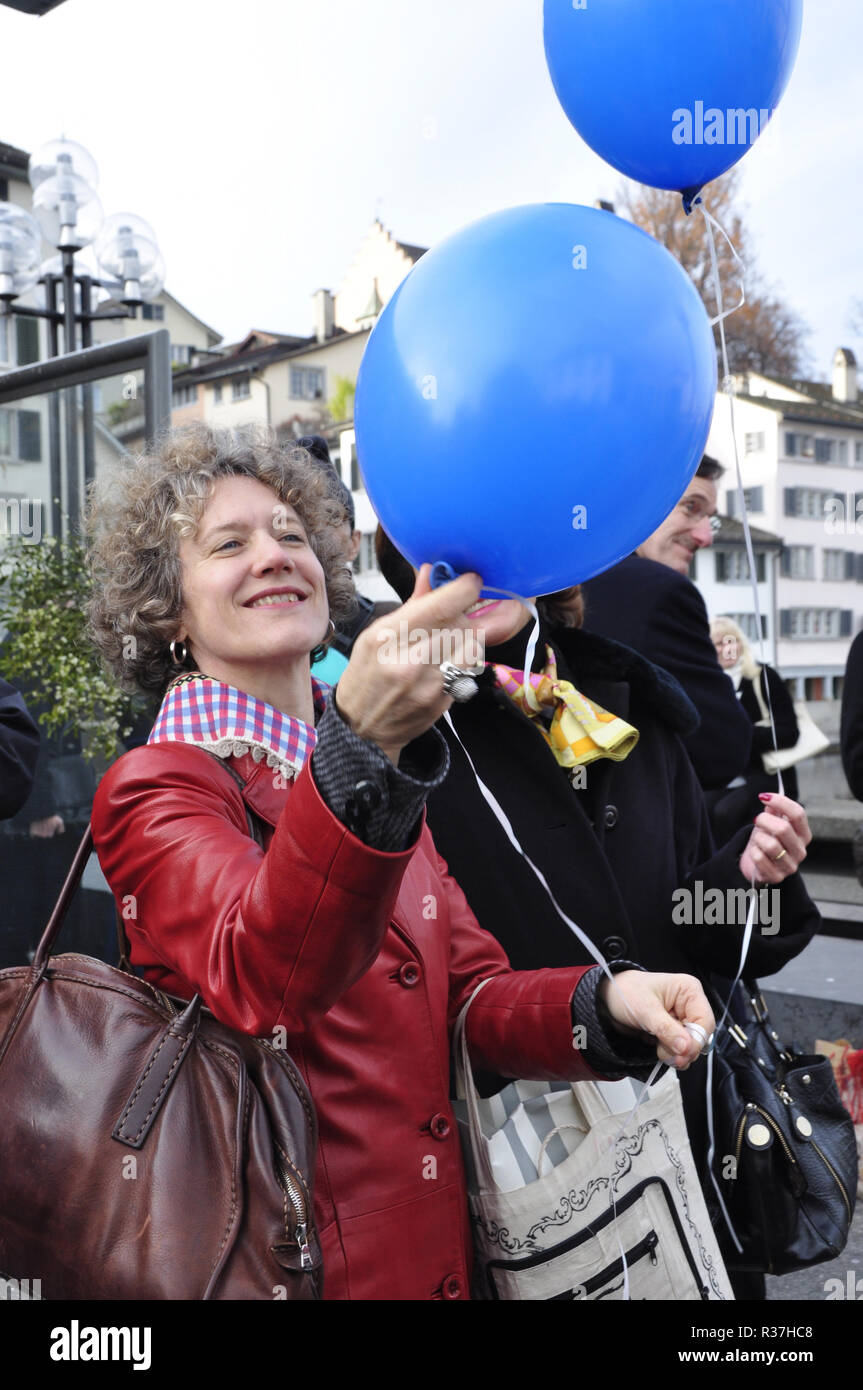 Switzerland: Zürichs Mayor Corinne Mauch are amongst the protestors against the SVP Anti Minarett Initiative on the market bridge Stock Photo