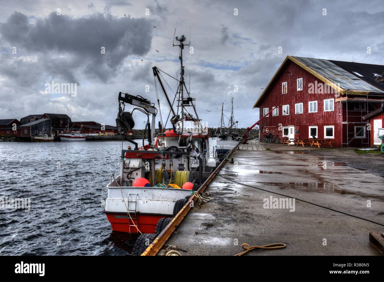 Norwegen, Lofoten, Laukvik, Laukvika, Hafen, Pier, Kai, Mole, Steg, Dorf,  Siedlung, Fischereidorf, Fischfang, Boot, Boote, Fischerboot, Insel, Küste  Stock Photo - Alamy