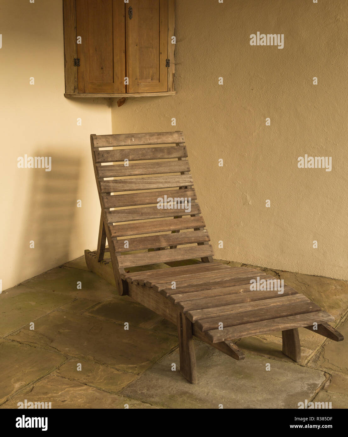 Curved wooden sun lounger hi res stock photography and images Alamy