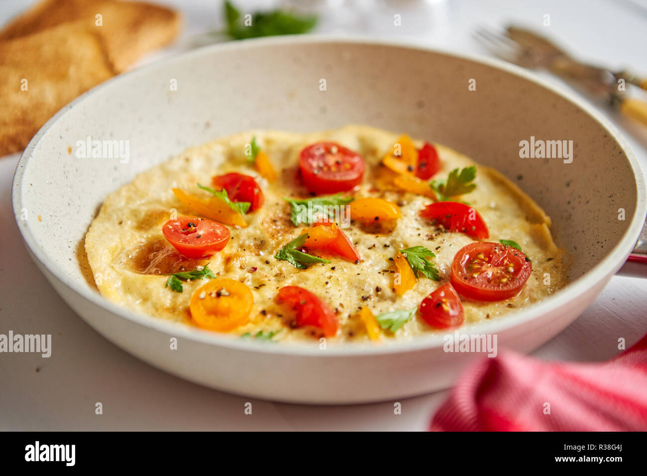 зеленая фриттата. фриттата с тыквой от юлии высоцкой. омлет смешанный с мясными продуктами. омлет с овощами. омлет с сыром.