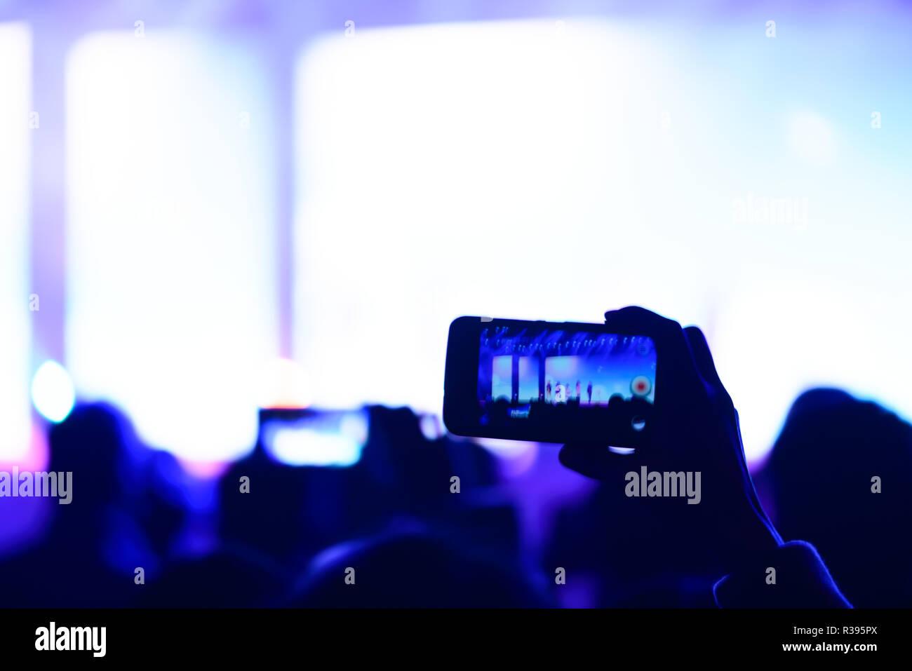 Heads people in crowd live hi-res stock photography and images - Alamy