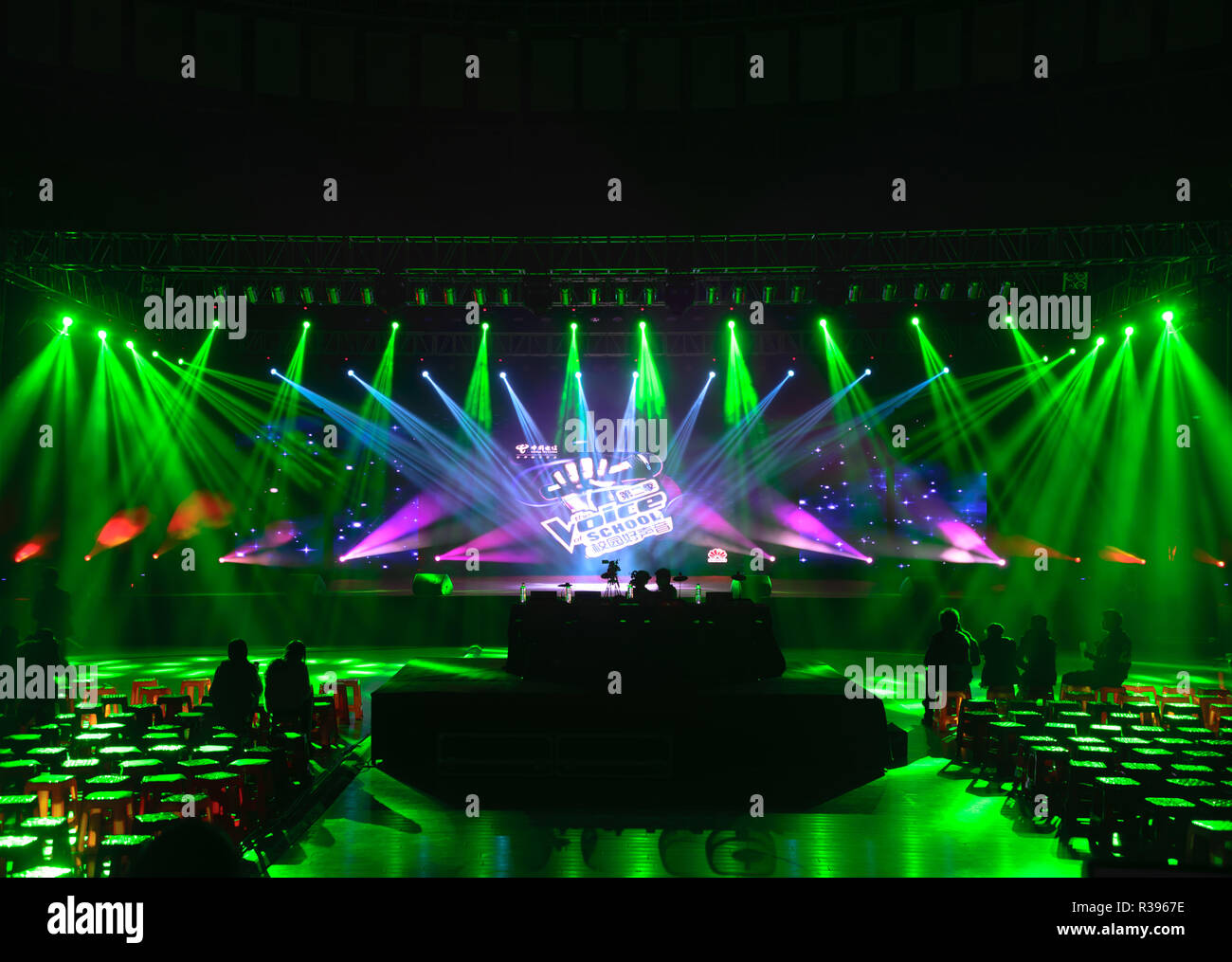 Outdoor concert stage crowd hi-res stock photography and images - Alamy