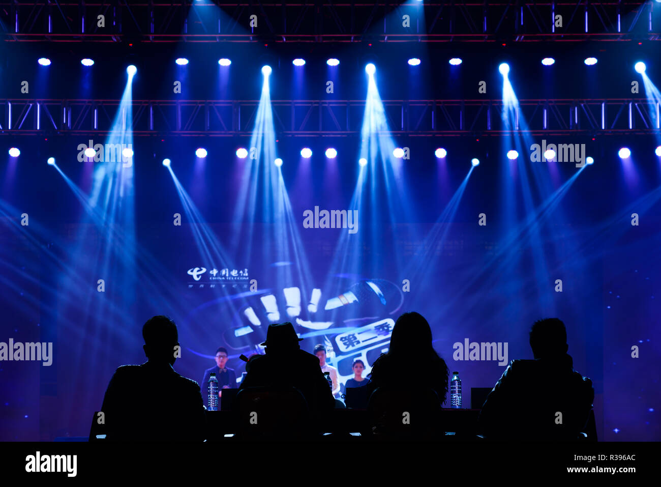 Heads people in crowd live hi-res stock photography and images - Alamy