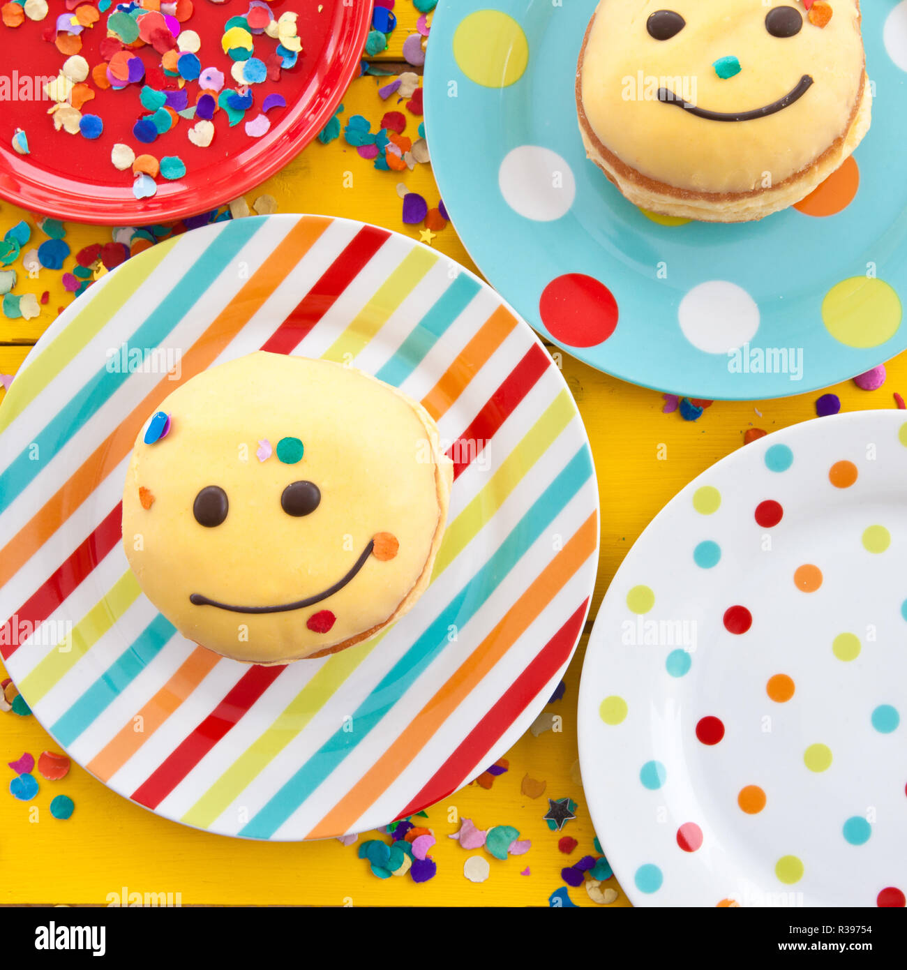 Donut smiley face hi-res stock photography and images - Alamy