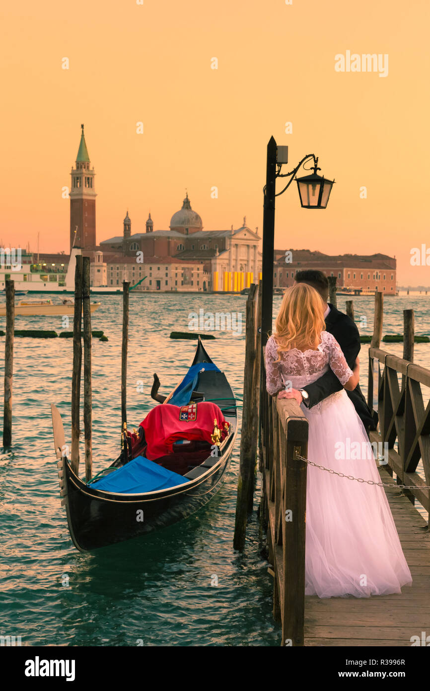 Married couple gondola venice hi-res stock photography and images - Alamy