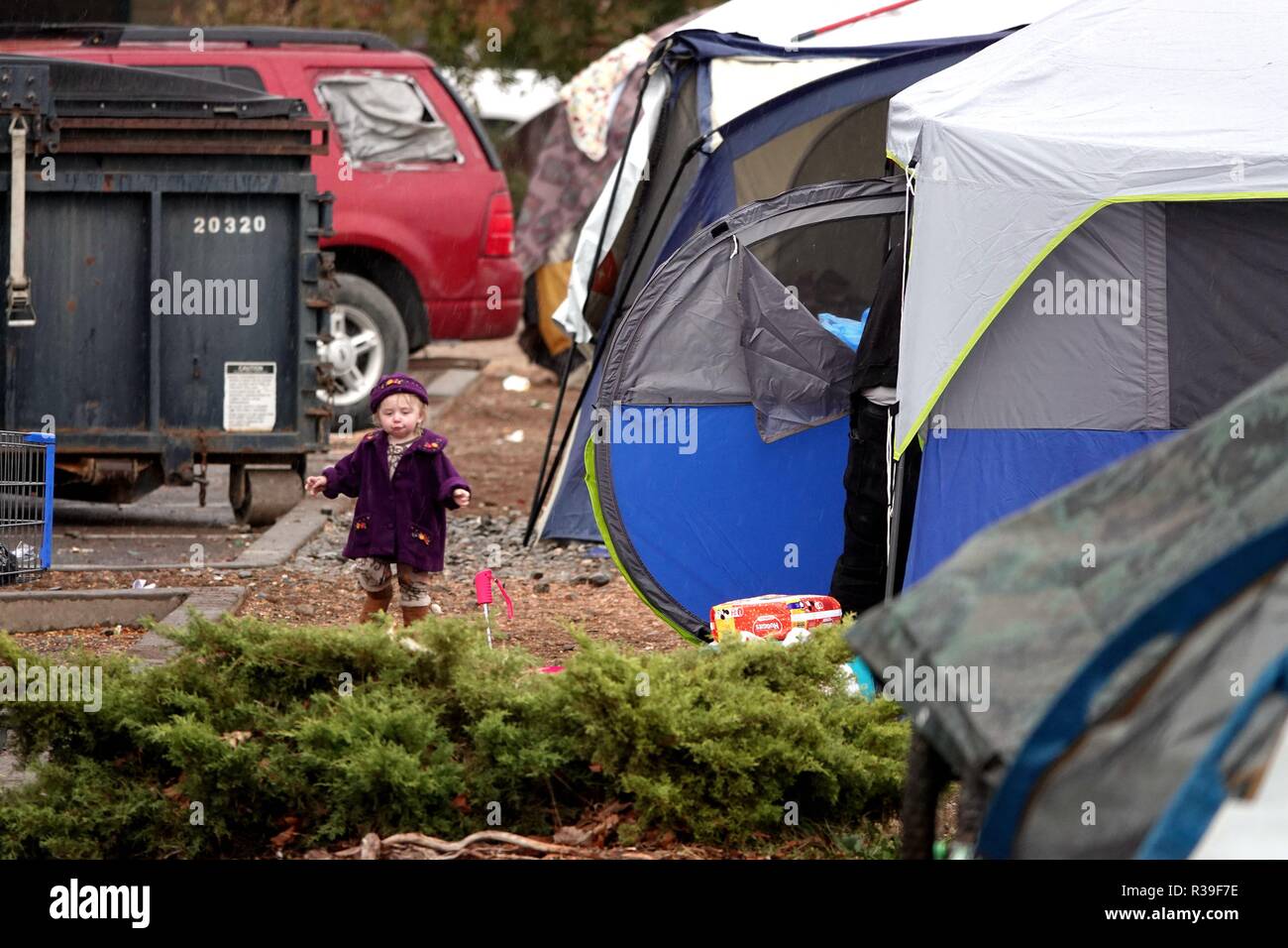 Butte, USA. 21st Nov, 2018. A child walks near tents at a parking lot in Chico of Butte County, California, the United States, Nov. 21, 2018. Local officials warned that the rain after the wildfire could cause risk of flash floods and mudflows. Credit: Wu Xiaoling/Xinhua/Alamy Live News Stock Photo